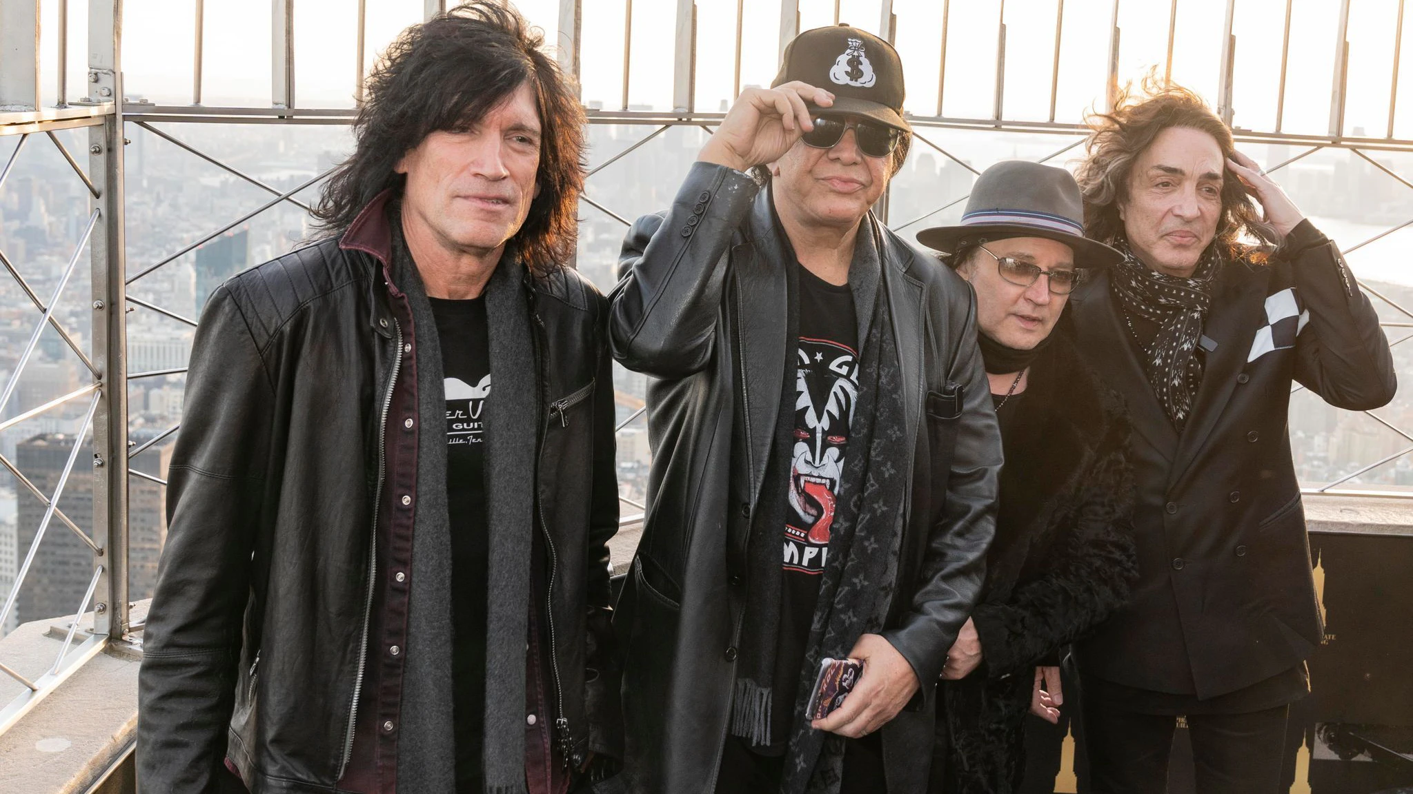 Tommy Thayer, Gene Simmons, Eric Singer und Paul Stanley (v.l.) von der Band Kiss besuchen kurz vor ihrem Konzert in New York City die Aussichtsplattform des Empire State Building.