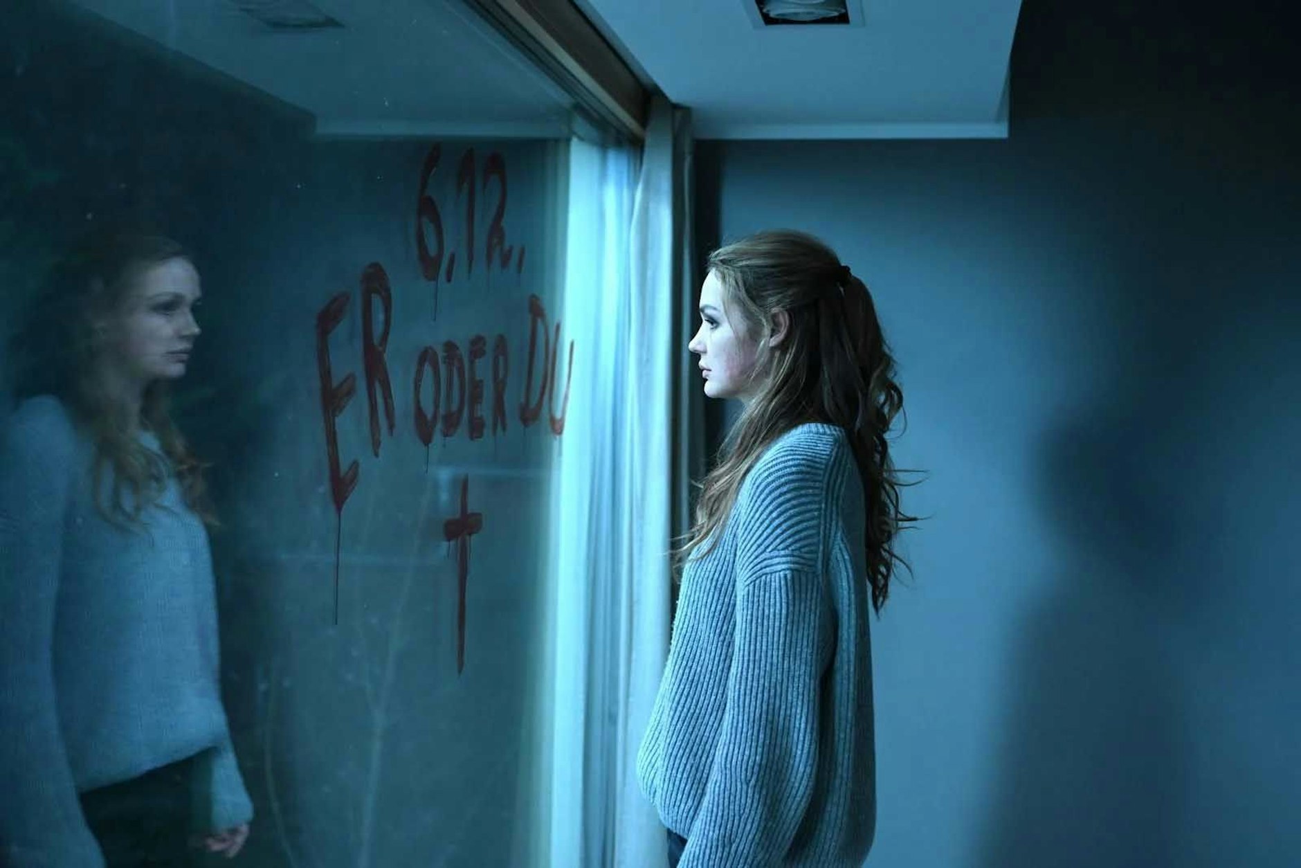 Klara (Luise Heyer) sucht Hilfe per Telefon im Amazon-Film „Sebastian Fitzeks Der Heimweg“