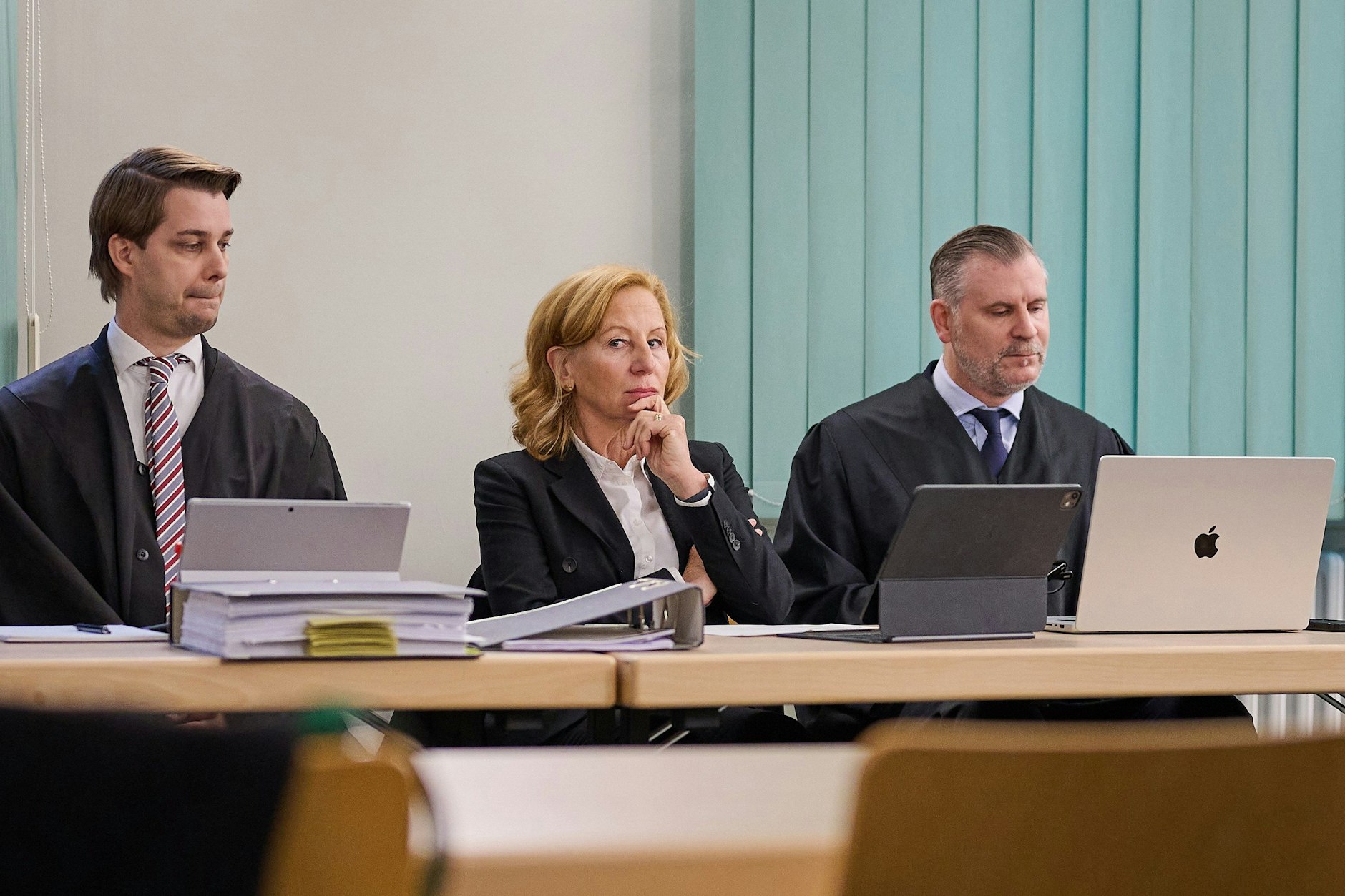 Gerichtsverhandlung: Die einstige RBB-Intendantin Patricia Schlesinger sitzt mit ihren Anwälten im Verhandlungssaal.