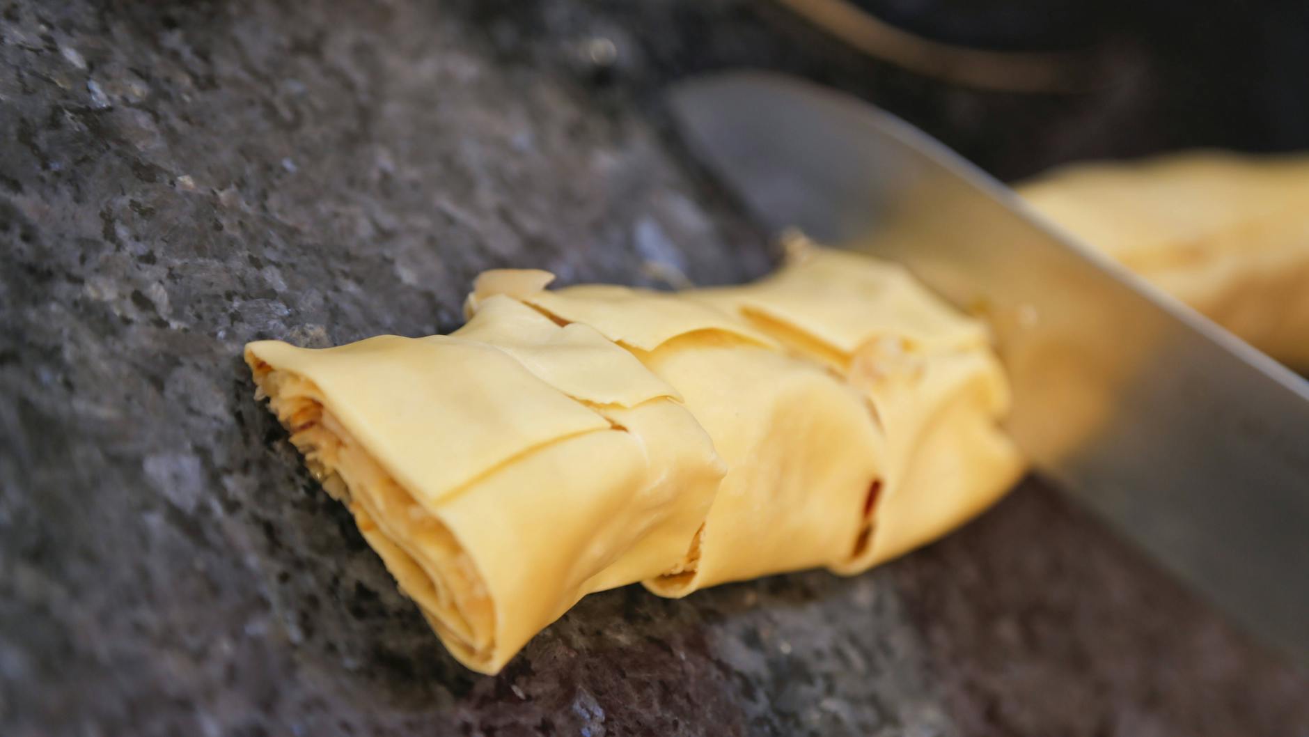 Der aufgerollte Teig wird in Stücke geschnitten, die Krautkrapfen sollten etwa 5 Zentimeter breit sein.