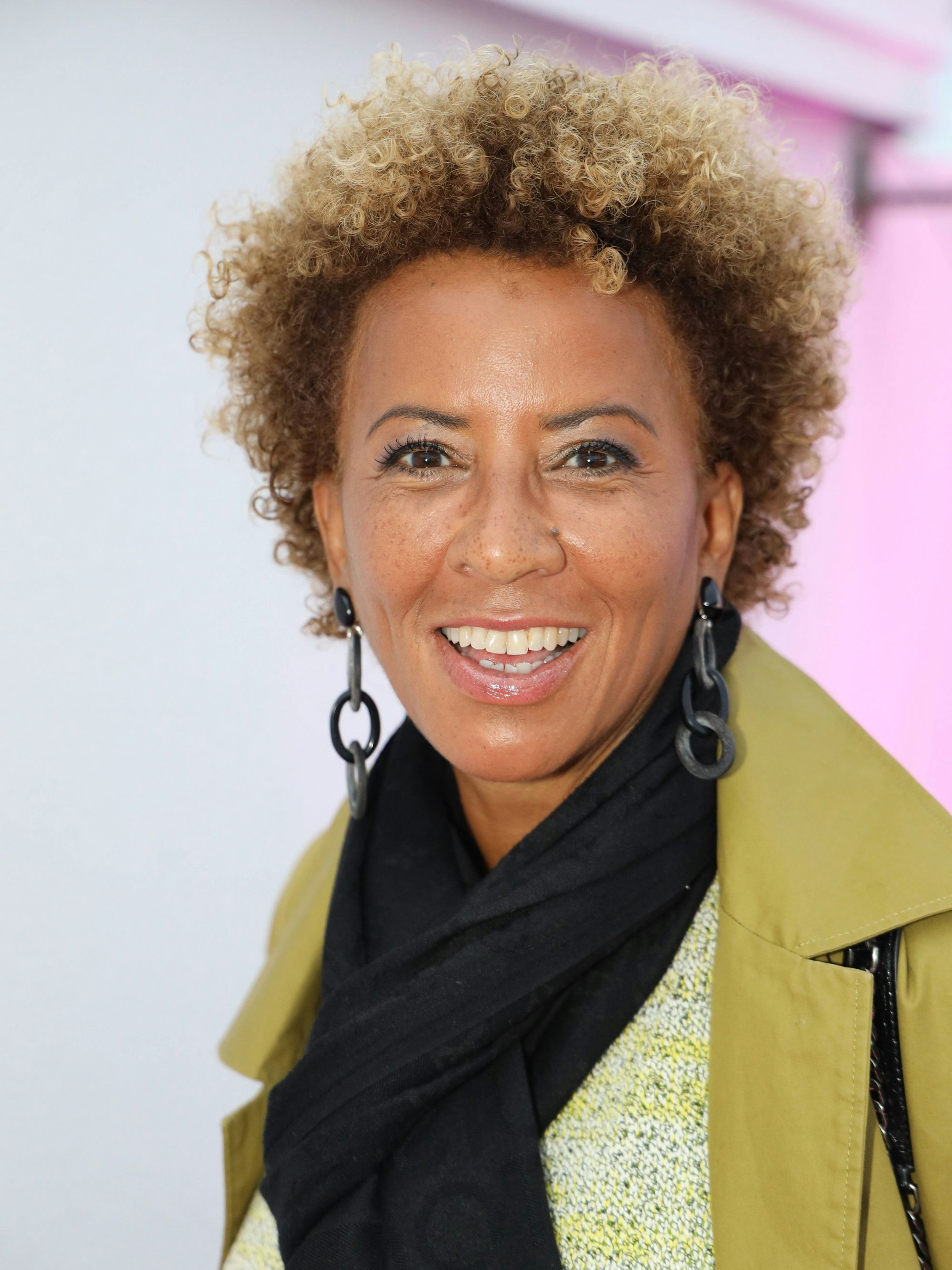 Ab der nächsten Staffel löst Arabella Kiesbauer Cathy Hummels als Moderatorin ab.