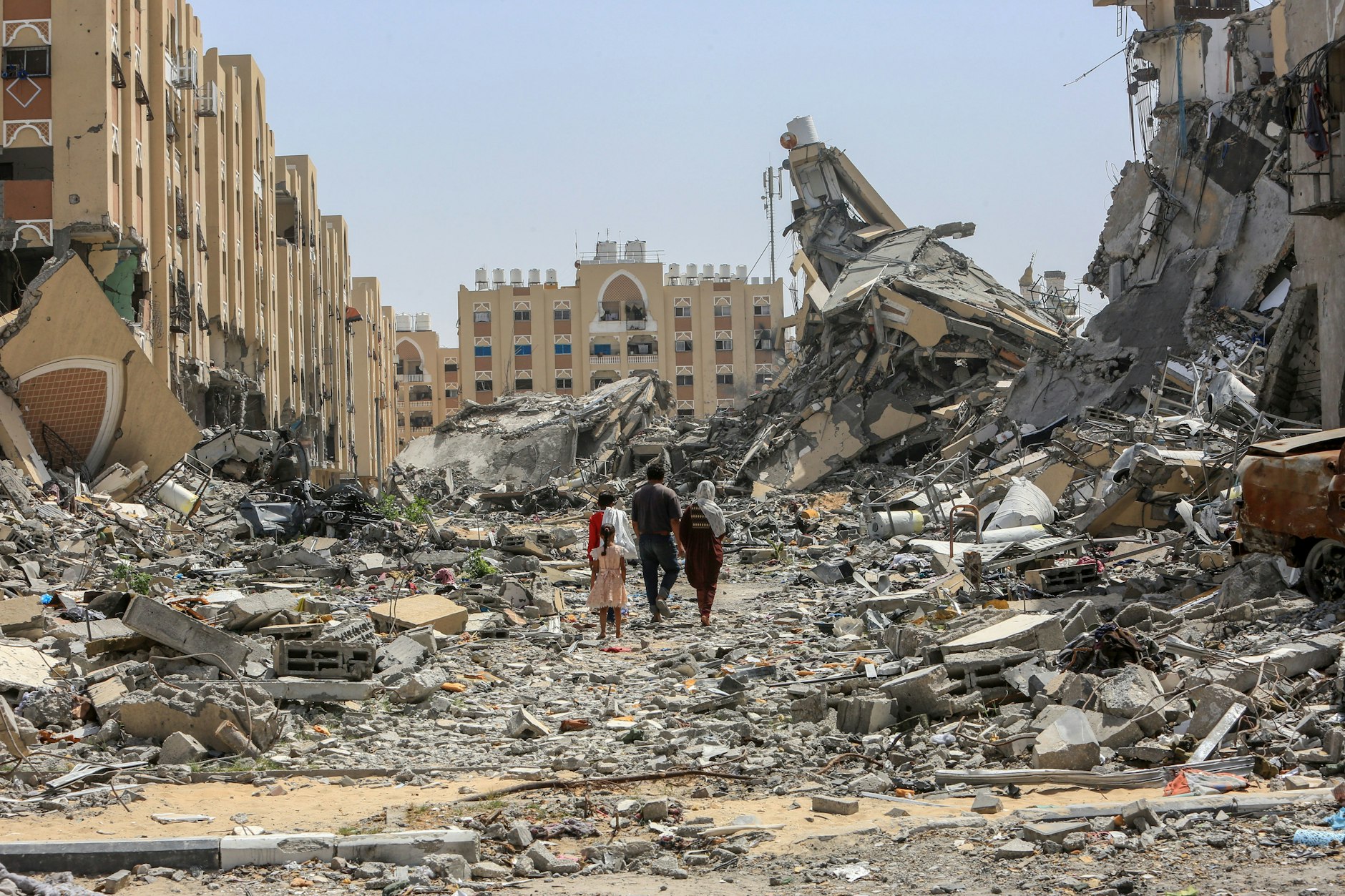 Palästinenser inspizieren ihre zerstörten Häuser in Hamad Town.