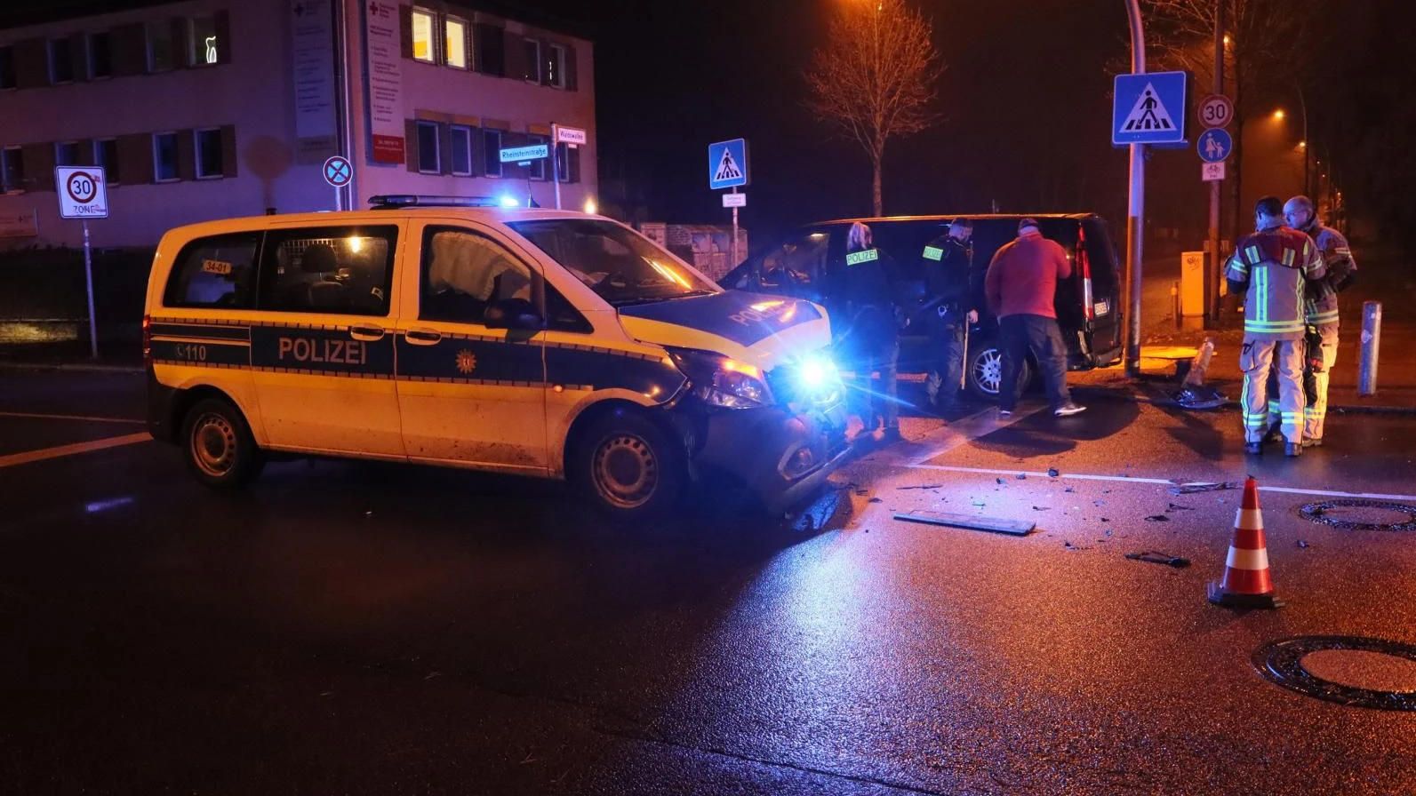 In Karlshorst stieß ein Polizeiwagen mit einem Kleinbus zusammen. 