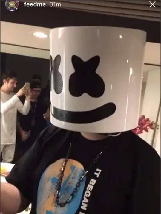 Im Hintergrund soll man das wahre Gesicht von Marshmello sehen.