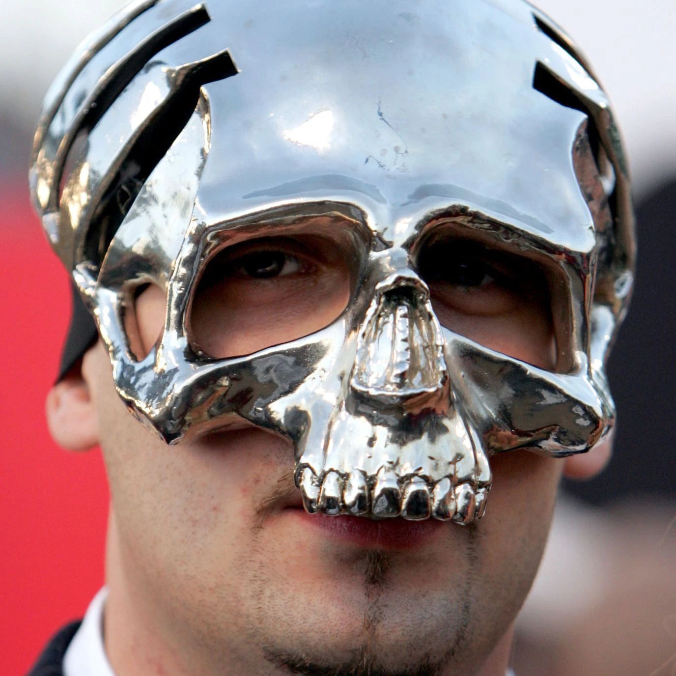 Rapper Sido, das Gesicht versteckt hinter einer silbernen Totenkopfmaske.