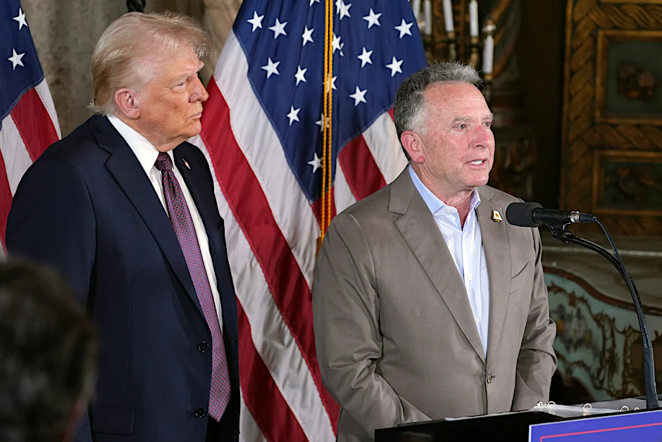 Der designierte Präsident Donald Trump hört zu, als Steve Witkoff bei einer Pressekonferenz in Mar-a-Lago spricht.