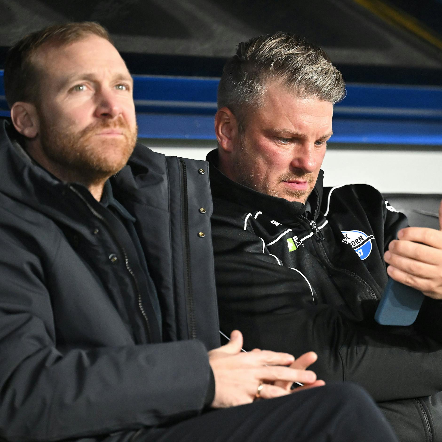 Paderborns Sportdirektor Benjamin Weber (l.) und Trainer Lukas Kwasniok warten gespannt auf die Verpflichtung von Oliver Chrsitensen.