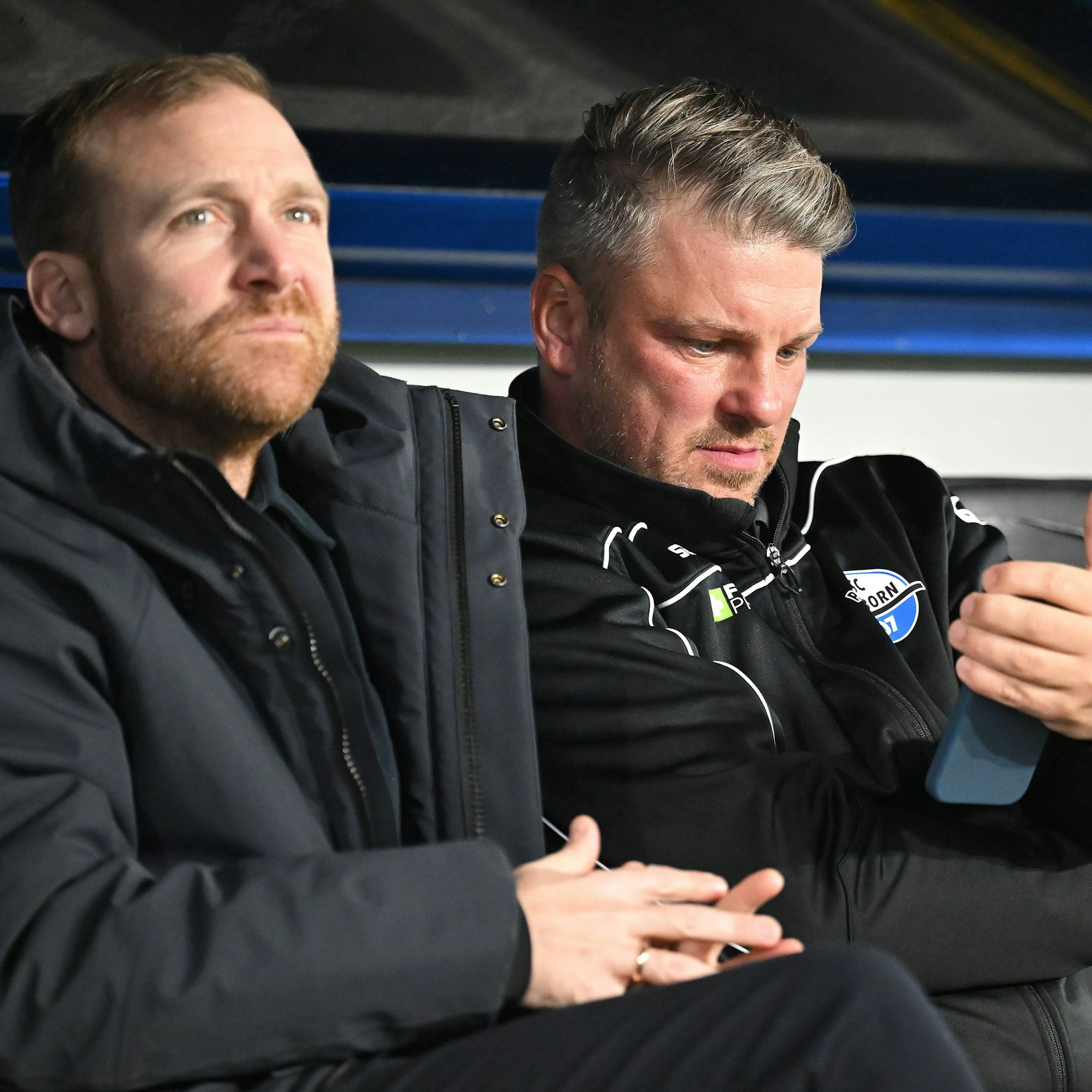 Paderborns Sportdirektor Benjamin Weber (l.) und Trainer Lukas Kwasniok warten gespannt auf die Verpflichtung von Oliver Chrsitensen.