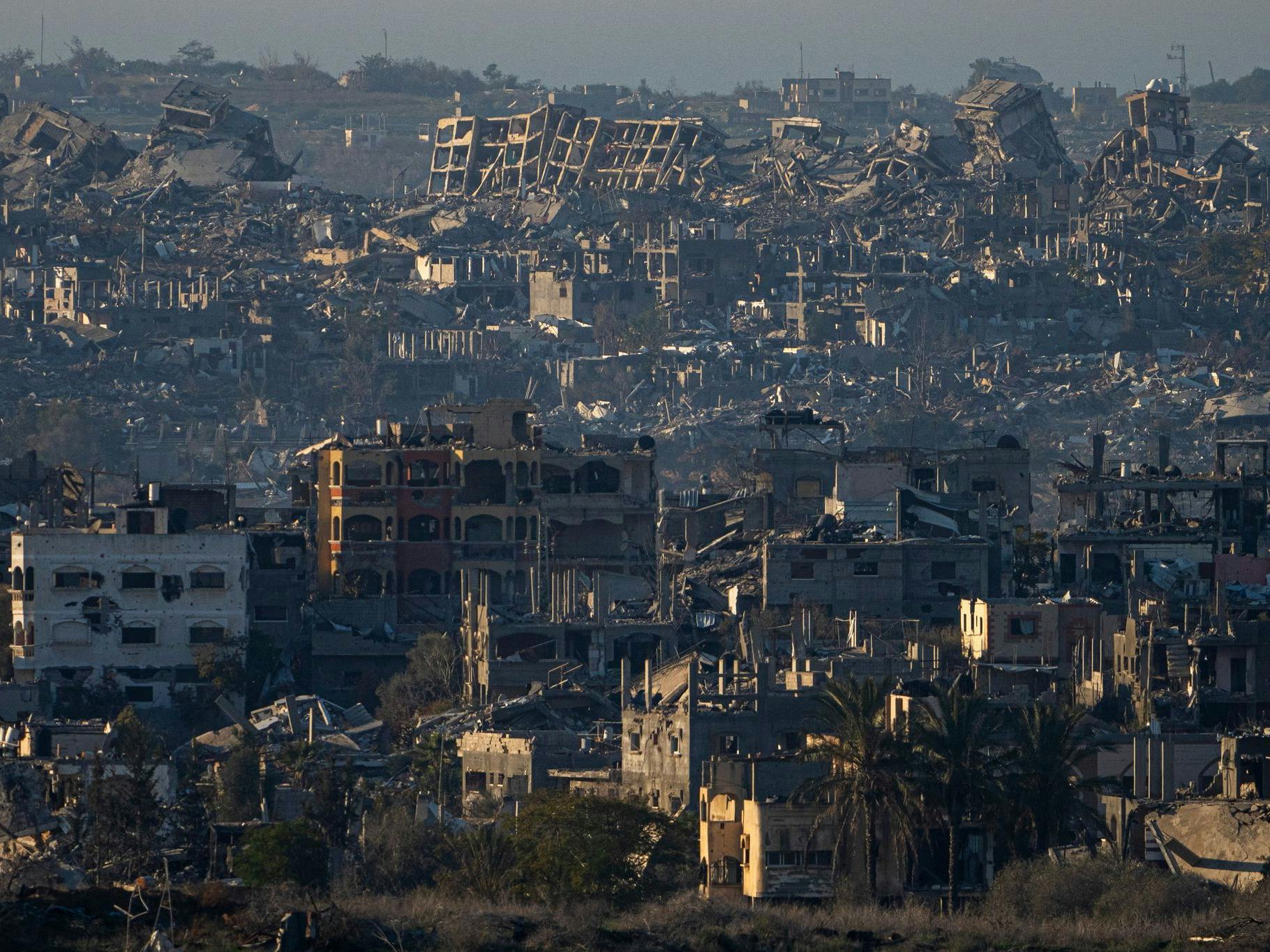Zerstörte Gebäude sind vom Süden Israels aus im Gazastreifen zu sehen.