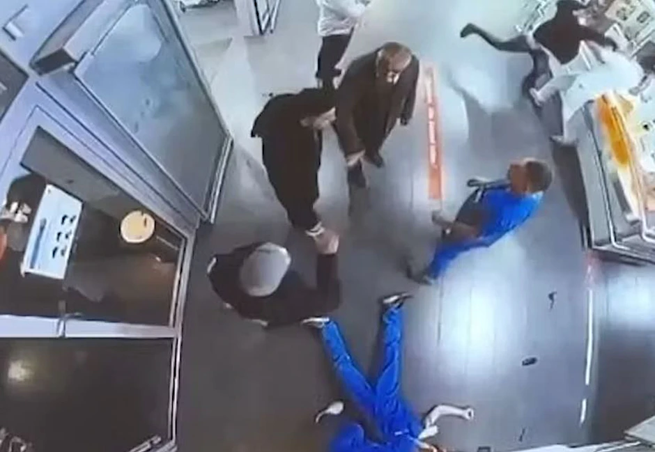 Screenshot aus der Silvesternacht 2023 im Sana-Klinikum Lichtenberg: Ein Pfleger liegt in einer Berliner Klinik am Boden, er wurde brutal niedergeschlagen.