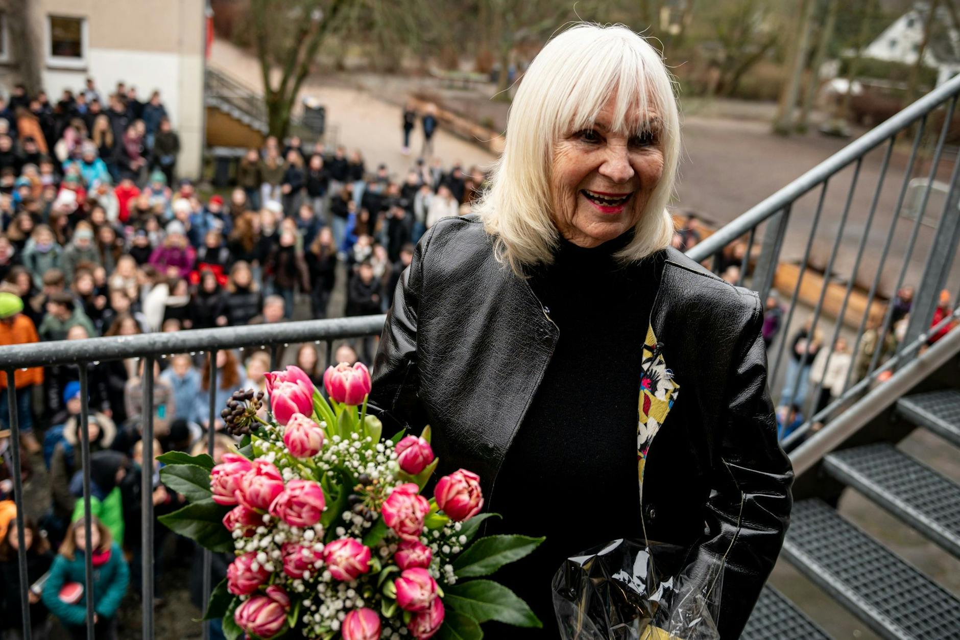 Am Mittwoch in Berlin-Wendenschloß: Verena Zapf bekommt zu ihrem 80. Geburtstag ein Ständchen von den Schülern der Evangelischen Schule Köpenick. Die Biologie- und Chemielehrerin hat bereits 58 Dienstjahre als Lehrerin hinter sich.