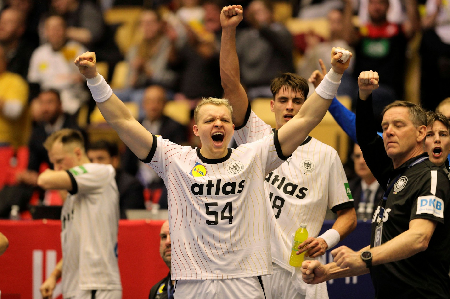 Die deutschen Handballer bejubeln den Auftaktsieg gegen Polen. 
