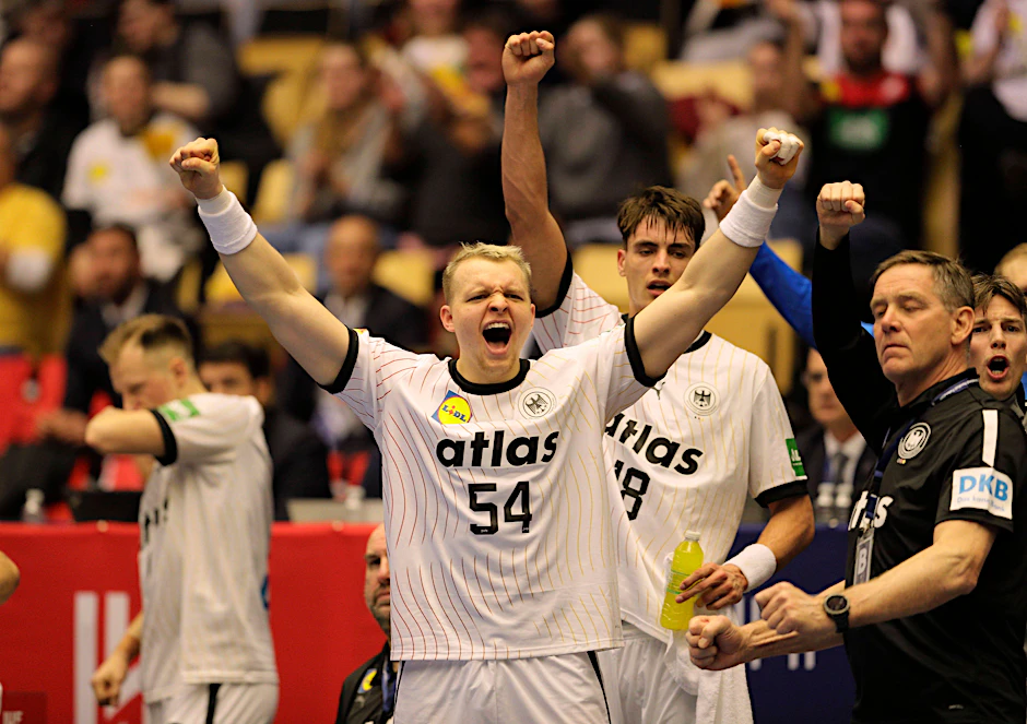 Die deutschen Handballer bejubeln den Auftaktsieg gegen Polen. 