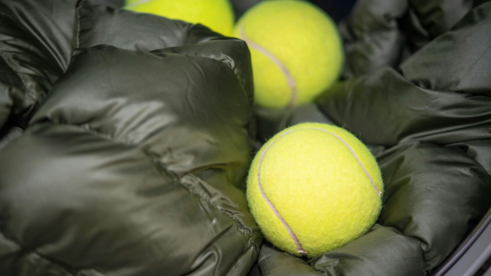 Damit die Daunen fluffig bleiben, können Tennisbälle in Waschmaschine und Wäschetrockner hilfreich sein.