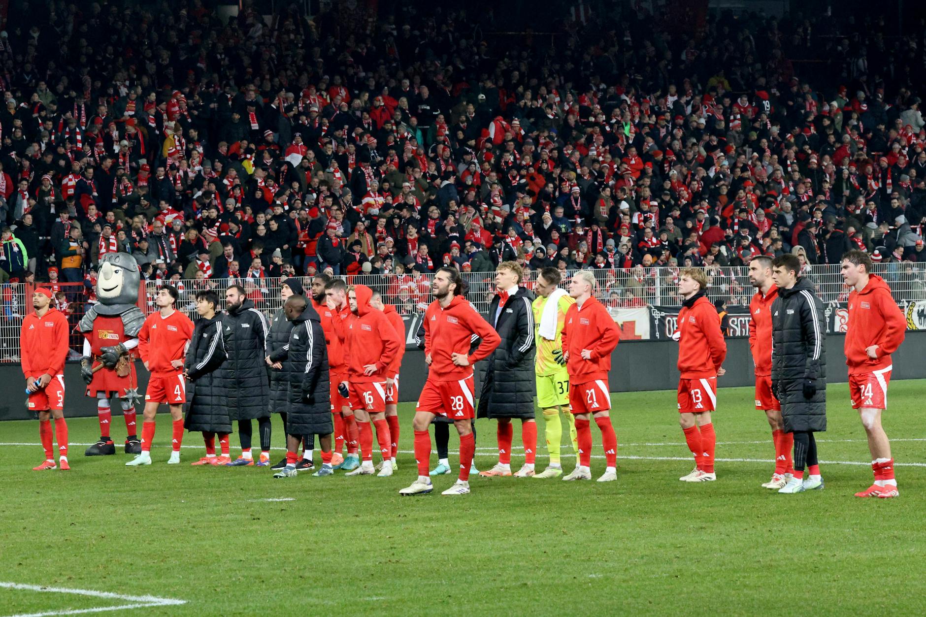 Die Spieler des 1. FC Union bekamen von den Fans nach dem bitteren 0:2 gegen Augsburg aufmunternden Applaus.