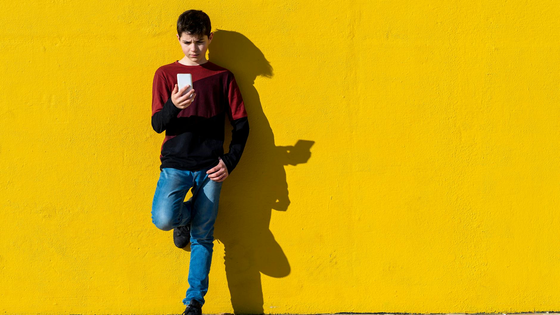 Der Blick auf das Smartphone gehört für viele Kinder und Jugendliche zum Alltag.