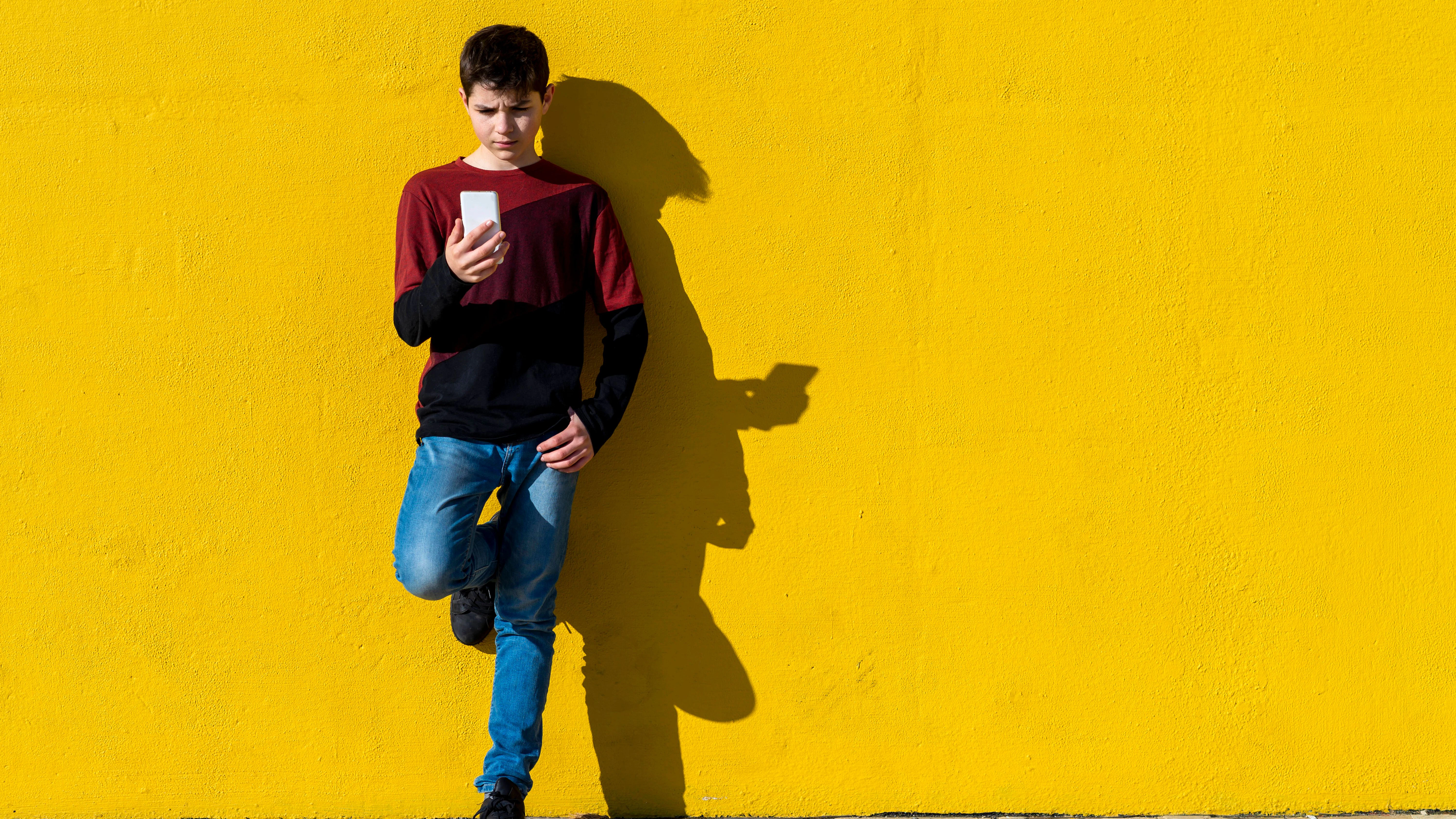 Der Blick auf das Smartphone gehört für&nbsp; viele Kinder und Jugendliche zum Alltag.