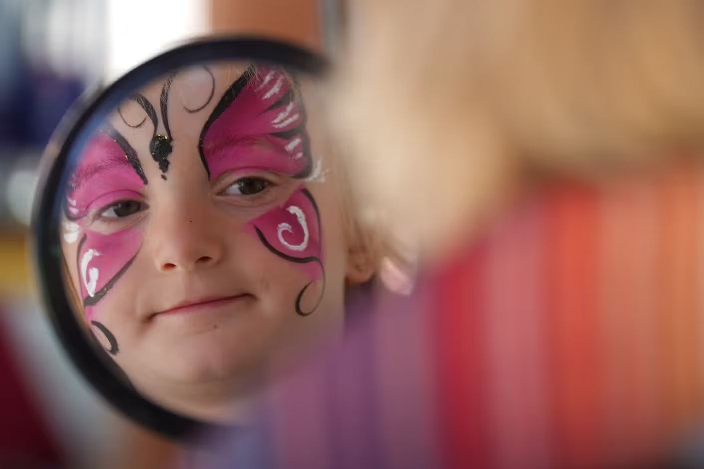 Zu den zahlreichen Angeboten bei der Eröffnung des Kiezbüros in Berlin-Lankwitz gehört auch Kinderschminken.