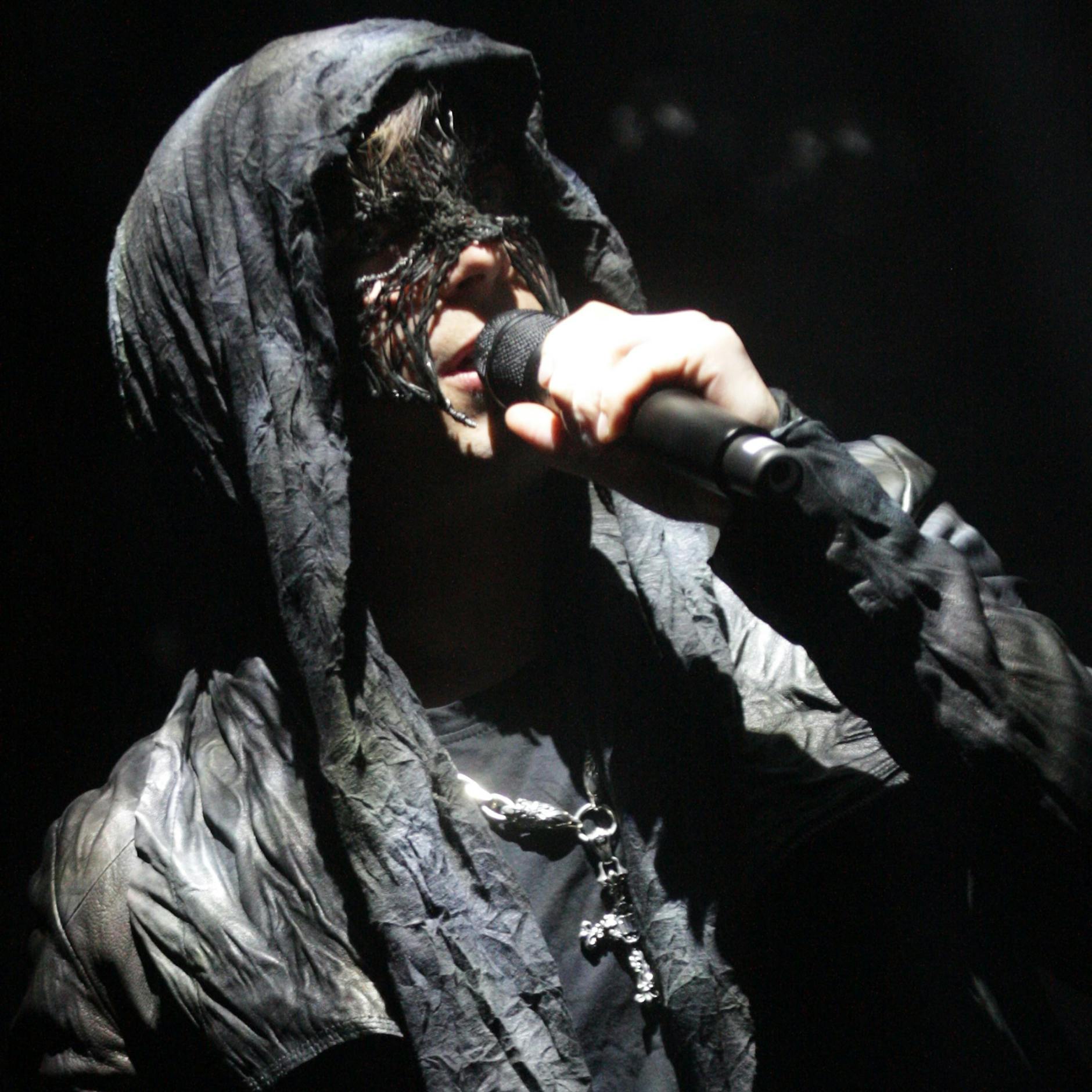 The Dark Tenor trat anfangs mit dunkler Maske und Kapuze auf.