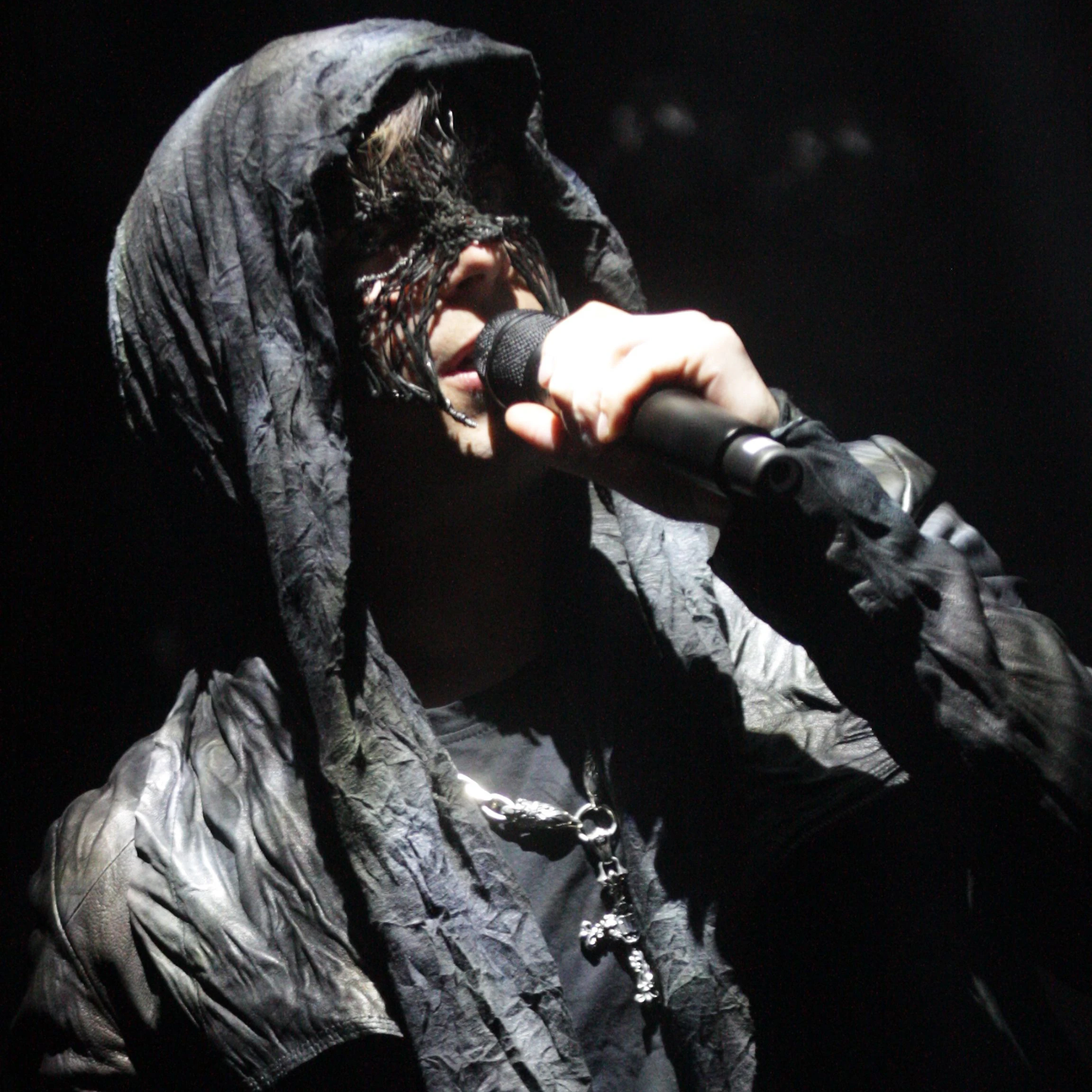 The Dark Tenor trat anfangs mit dunkler Maske und Kapuze auf.