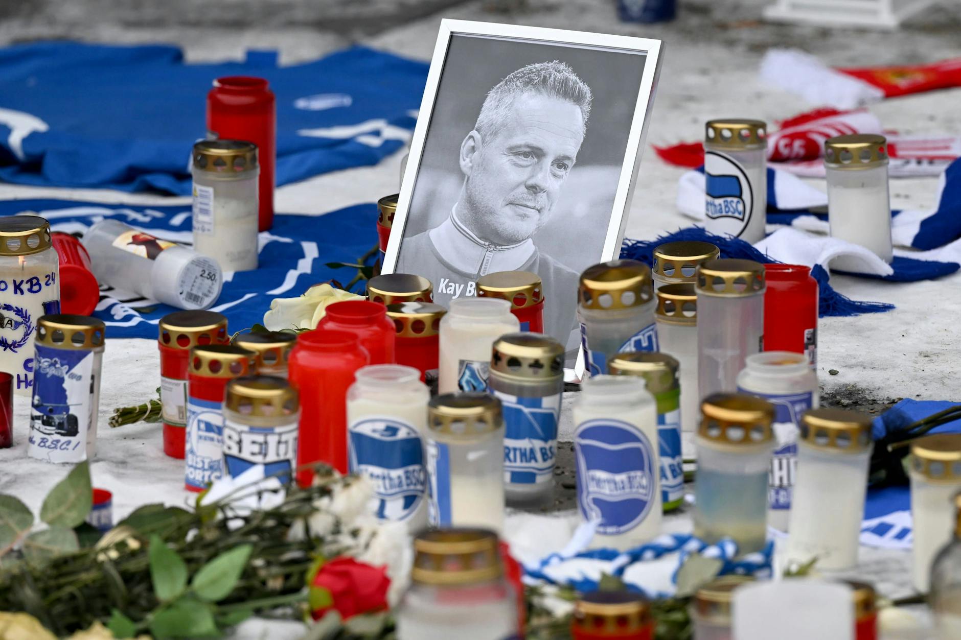 An diesem Donnerstag jährt sich zum ersten Mal der Tod von Herthas früherem Präsidenten Kay Bernstein. Der Verein hat eine Gedenkzeremonie am Olympiastadion organisiert.