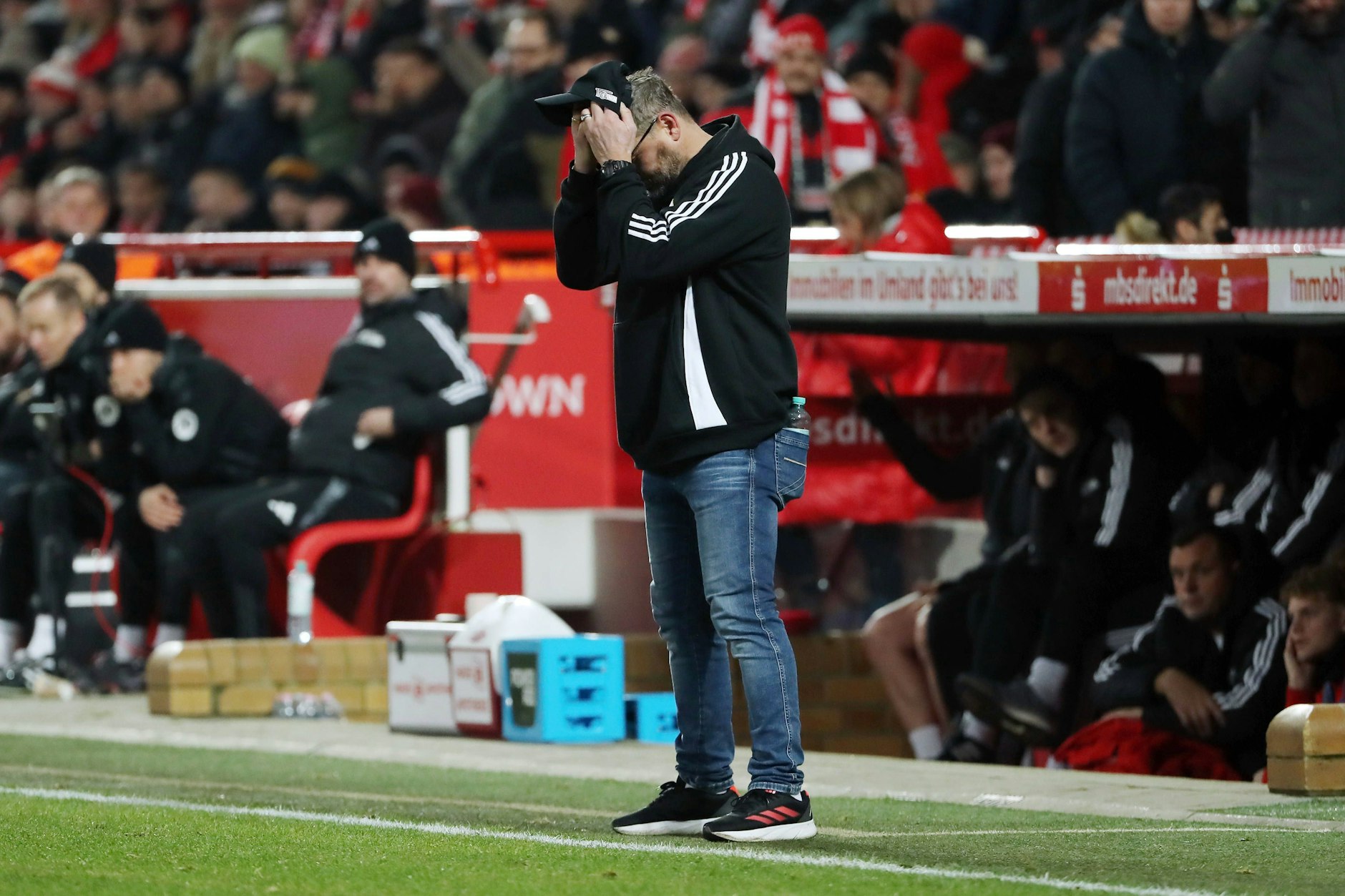 Sieht verzweifelt aus, gibt sich aber kämpferisch: Unions Cheftrainer Steffen Baumgart nach der 0:2-Pleite gegen den FC Augsburg.