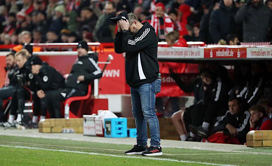 Sieht verzweifelt aus, gibt sich aber kämpferisch: Unions Cheftrainer Steffen Baumgart nach der 0:2-Pleite gegen den FC Augsburg.