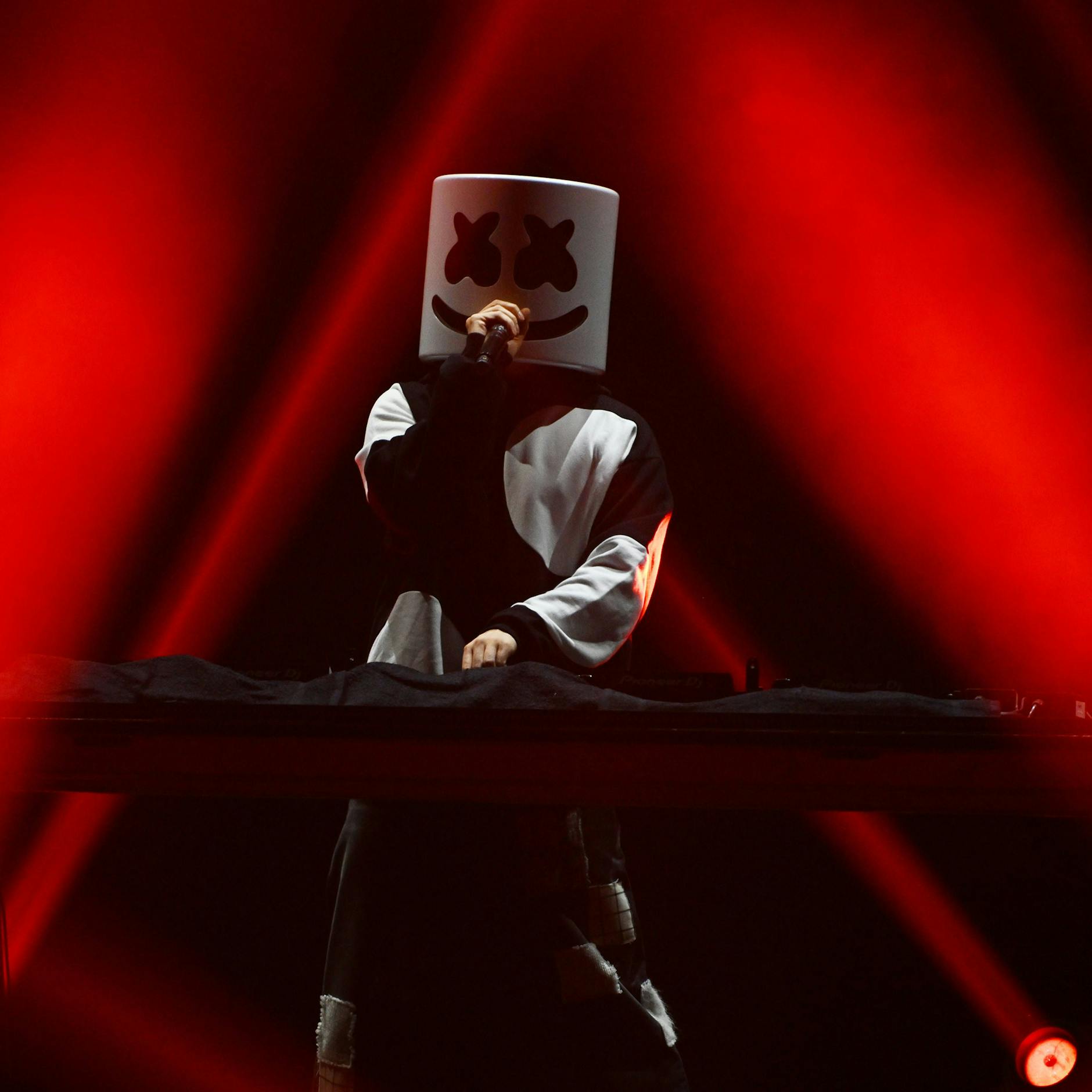 Marshmello ist ein bekannter DJ.