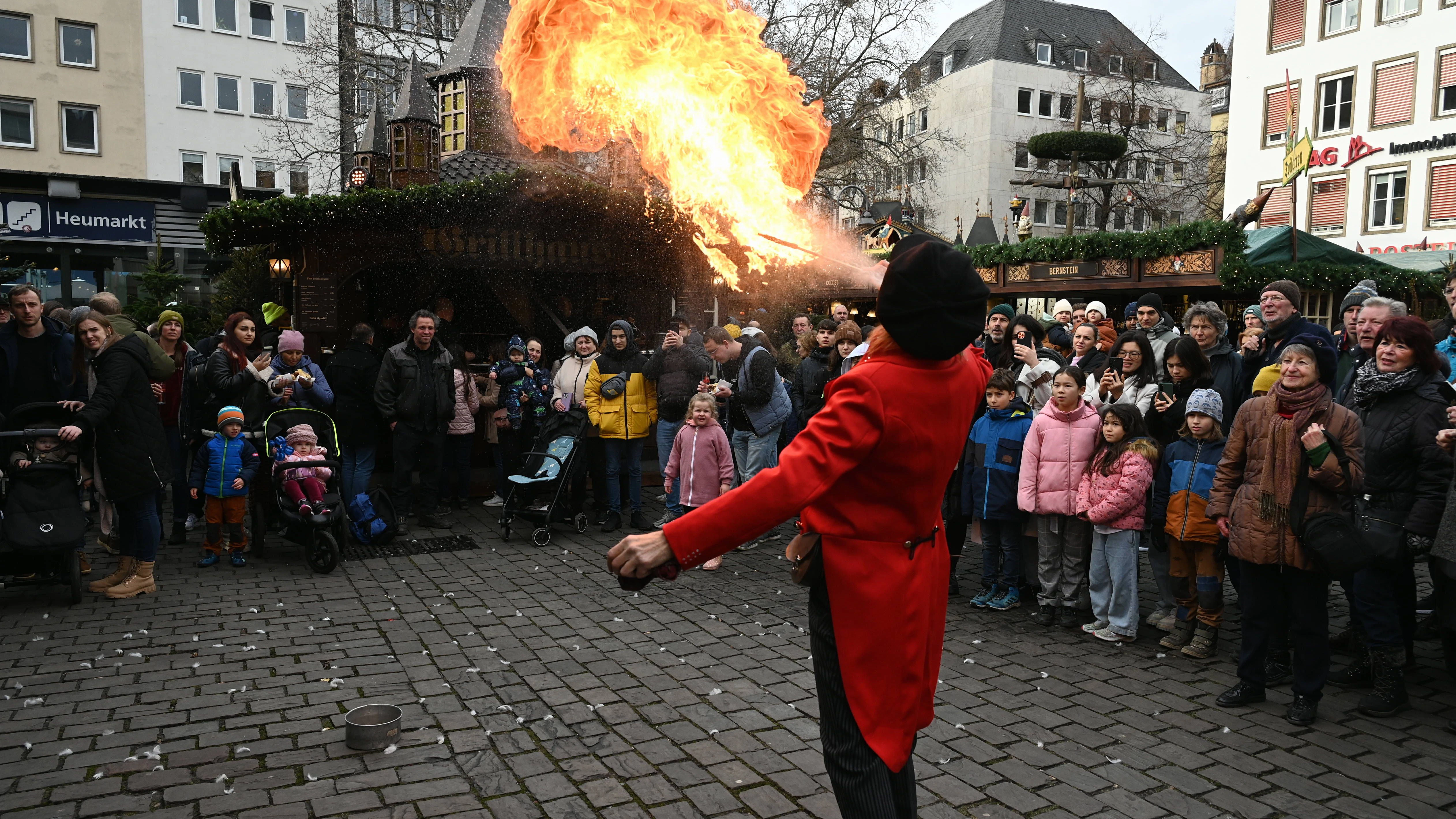 Viele Feuerspucker verwenden Bärlappsporen-Pulver, um ihre Feuerbälle in die Luft zu pusten.