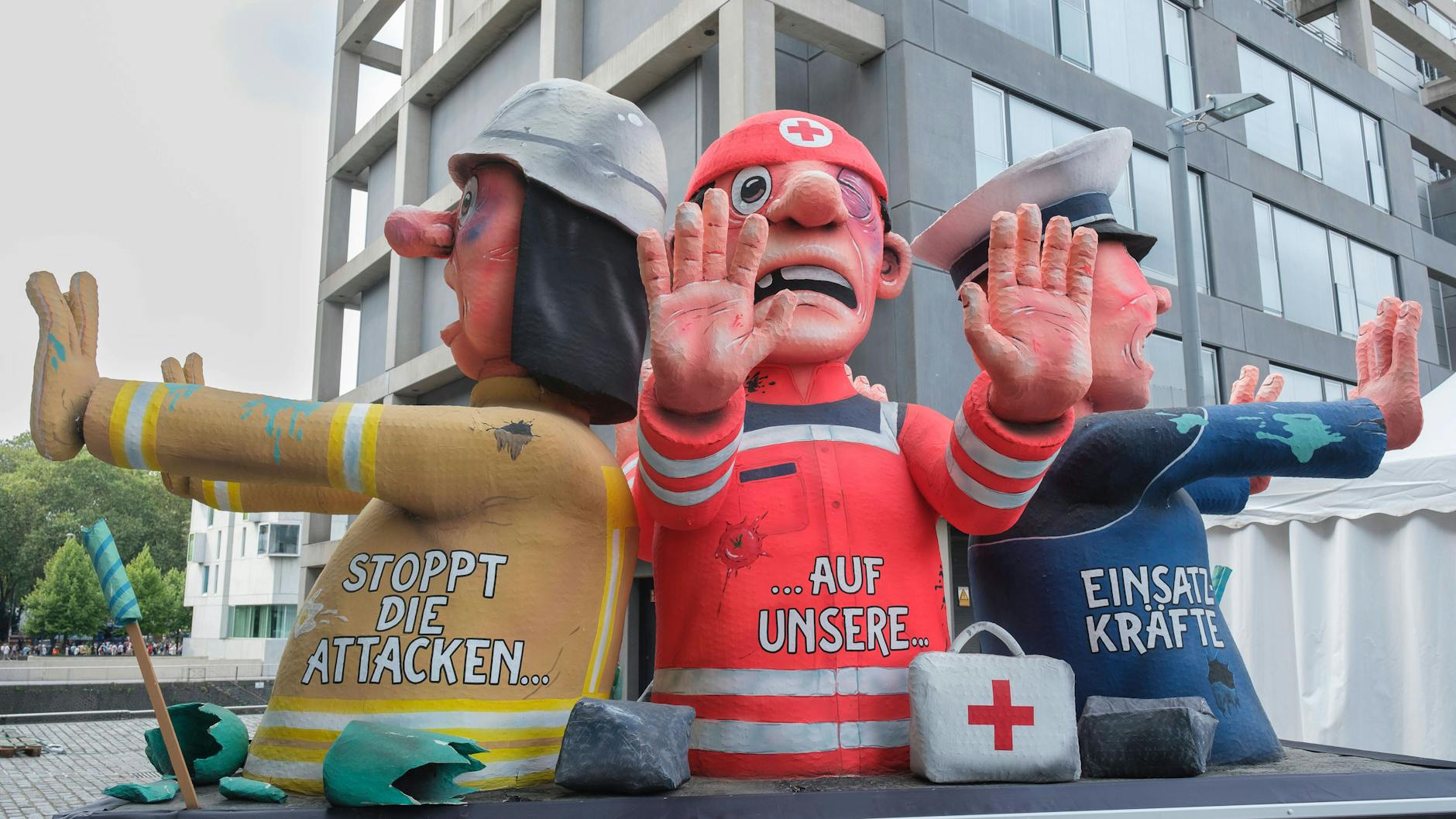 Pappmaschee-Figuren machen auf das Problem von Attacken auf Einsatzkräfte aufmerksam.