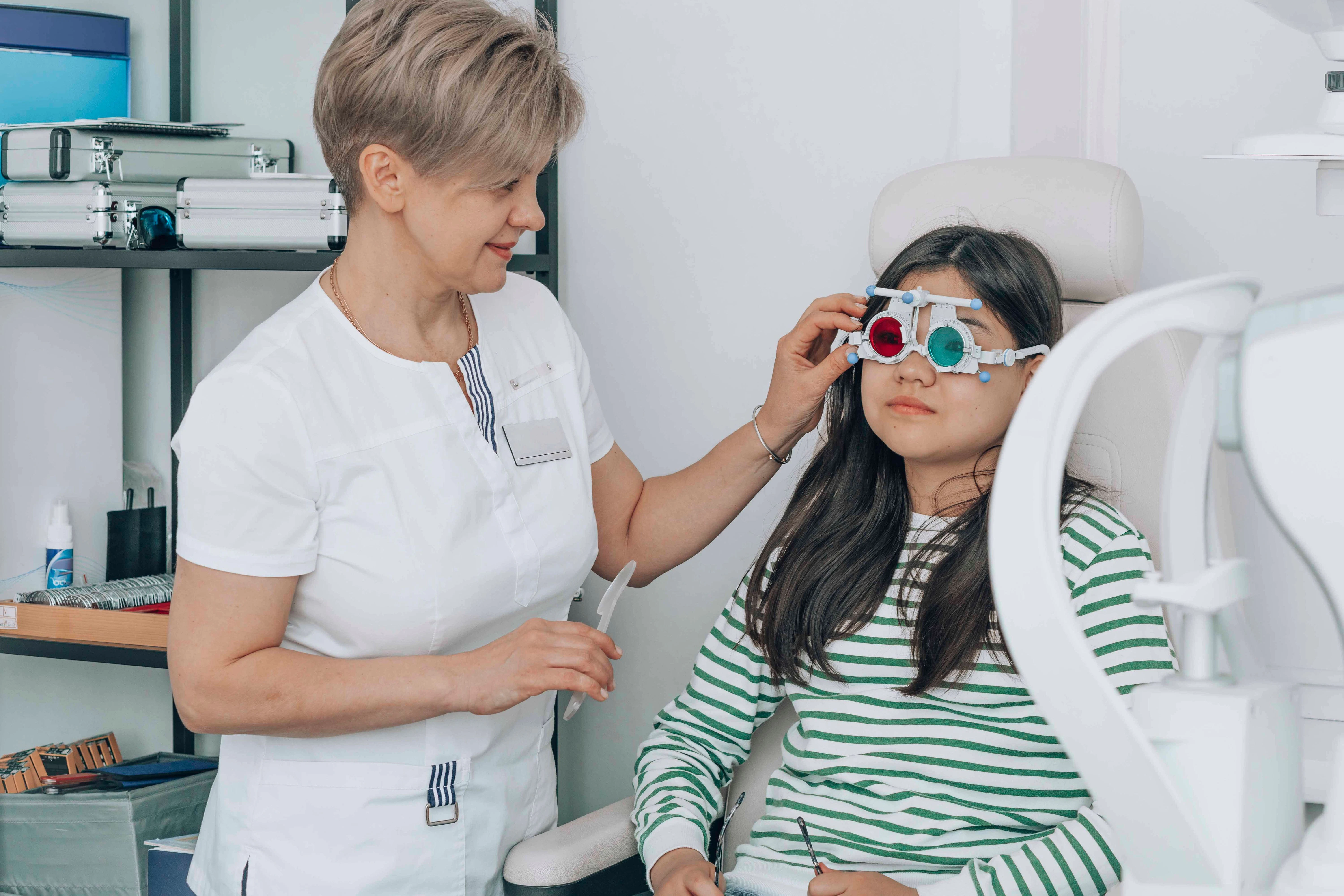 Beim Augenoptiker gibt es normalerweise einen Refraktionsraum.