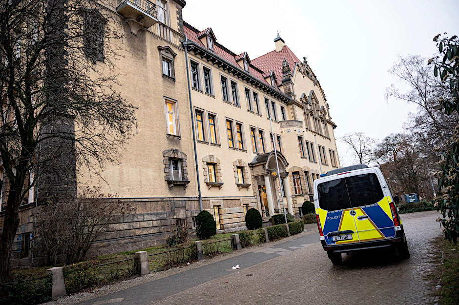 Ein Einsatzfahrzeug der Polizei steht vor der Friedrich-Bergius-Schule in Berlin-Friedenau.
