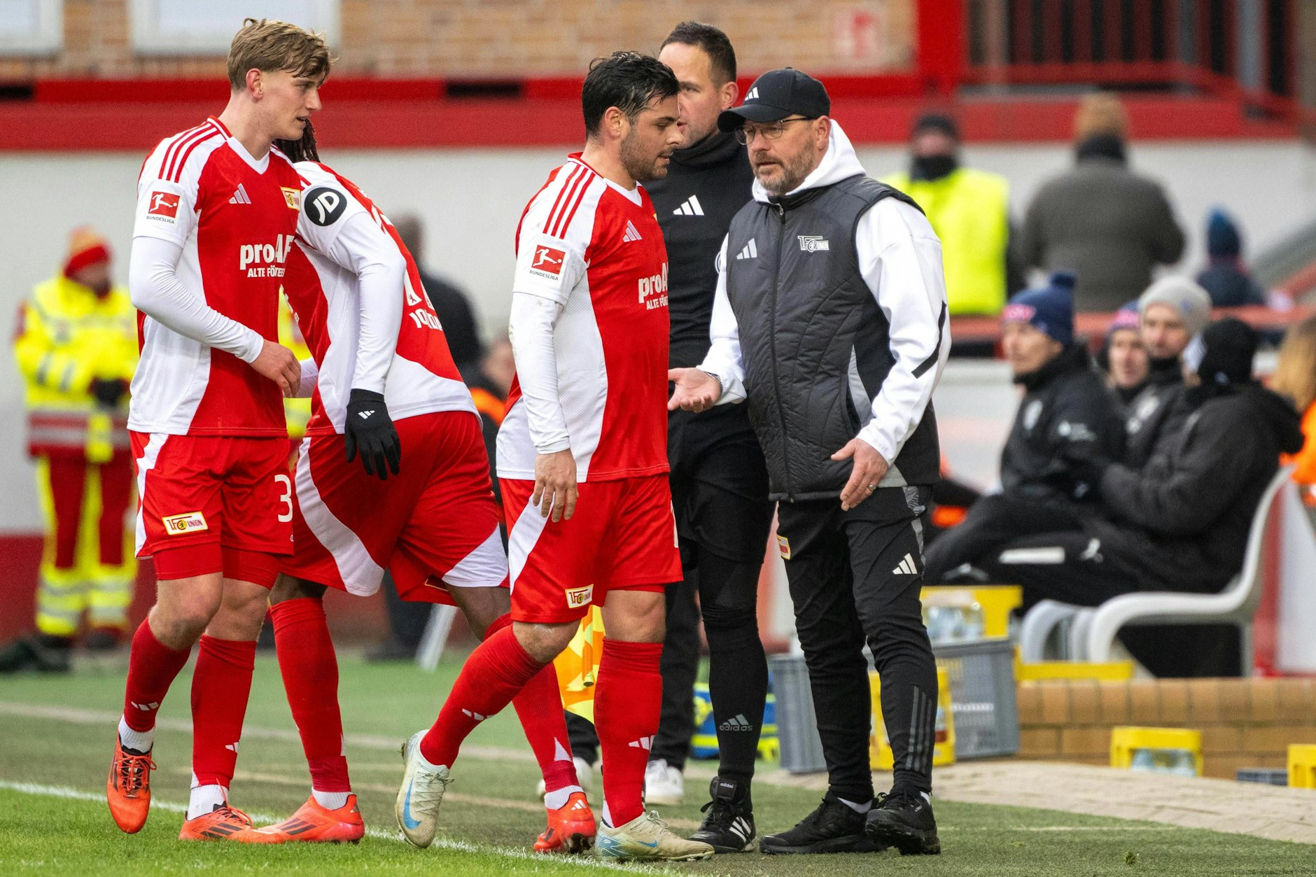 Steffen Baumgart, Cheftrainer des 1. FC Union, ist mit den Leistungen von Stürmer Kevin Volland (30, M.) alles andere als zufrieden.