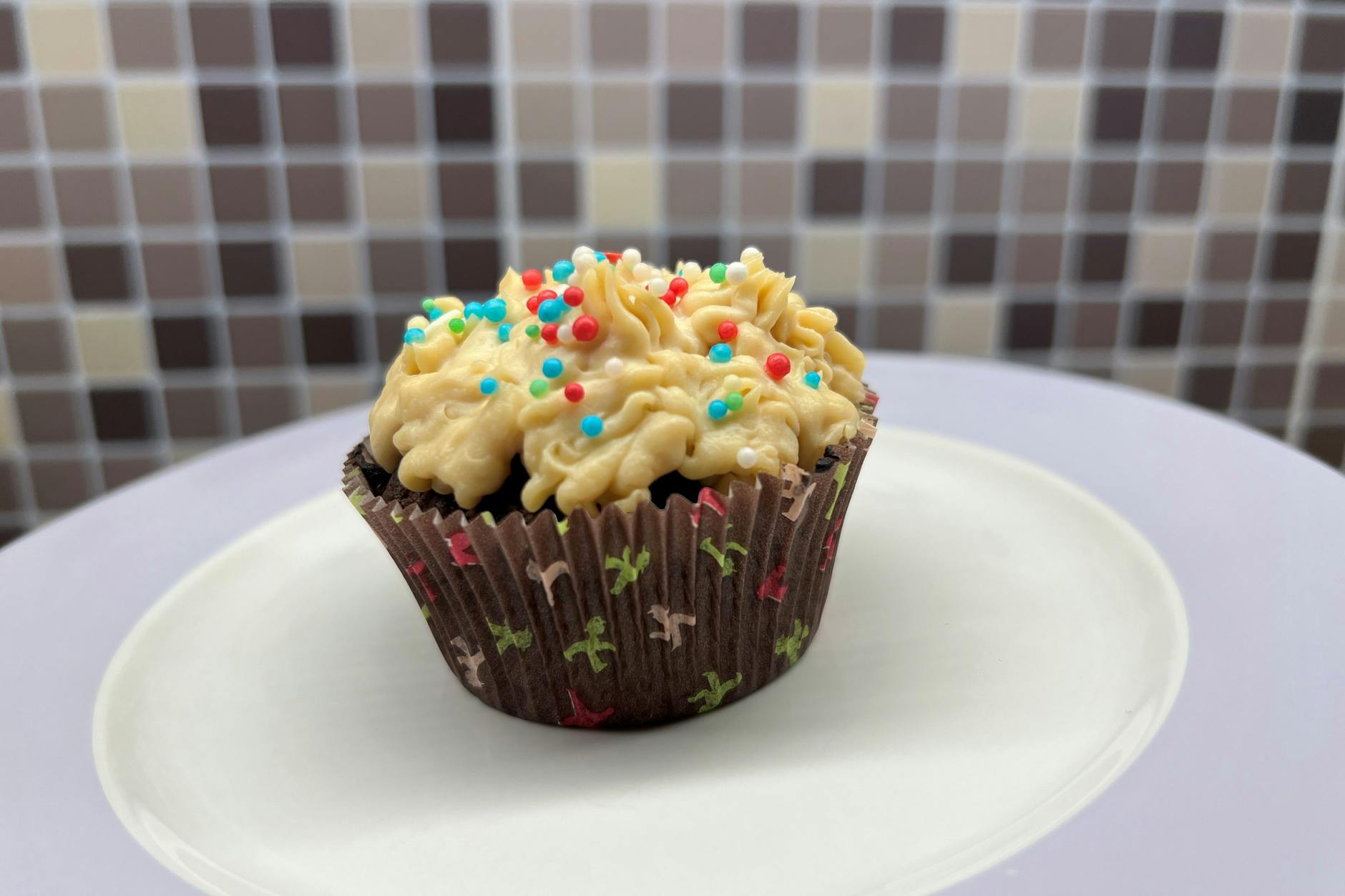 Das Rezept für Schoko-Cupcakes mit Vanille-Frosting ist genial für eine kleine Nascherei am Nachmittag.