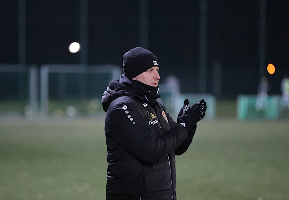 BFC-Trainer Dennis Kutrieb treibt seine Jungs an der Seitenlinie an. Doch im ersten Test gegen Wilmersdorf gab es nur ein 2:2.