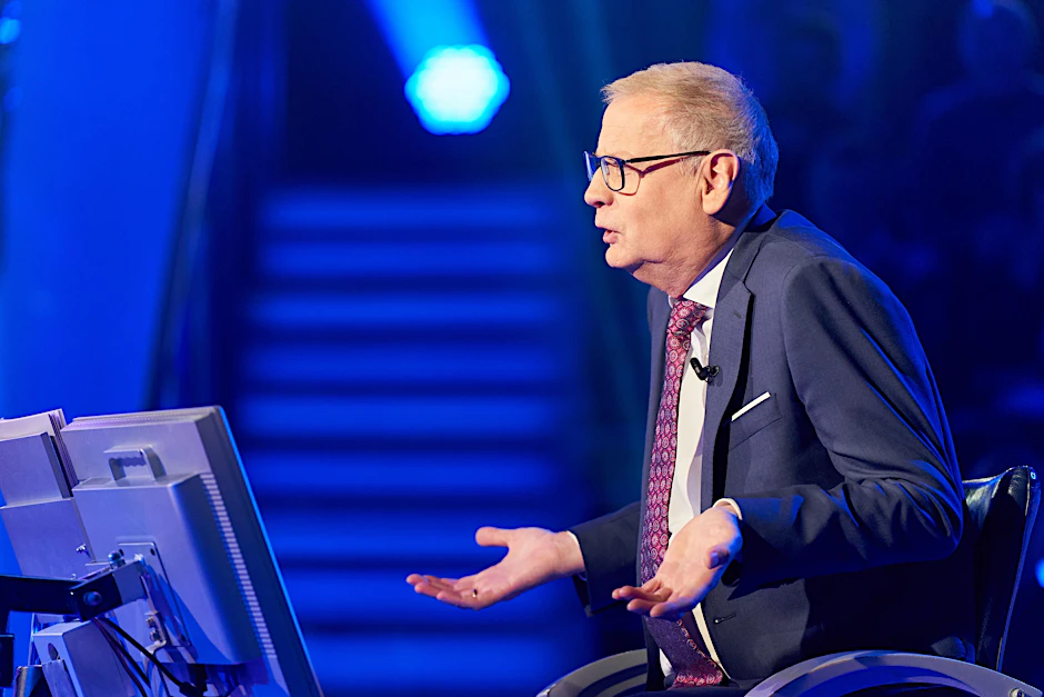 Günther Jauch moderiert „Wer wird Millionär?“  seit 1990 – nach einem Refraktionsraum hat er in der Zeit aber noch nie gefragt.