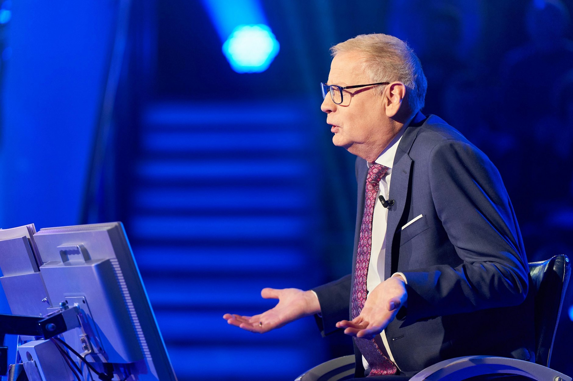 Günther Jauch moderiert „Wer wird Millionär?“ seit 1990 – nach einem Refraktionsraum hat er in der Zeit aber noch nie gefragt.