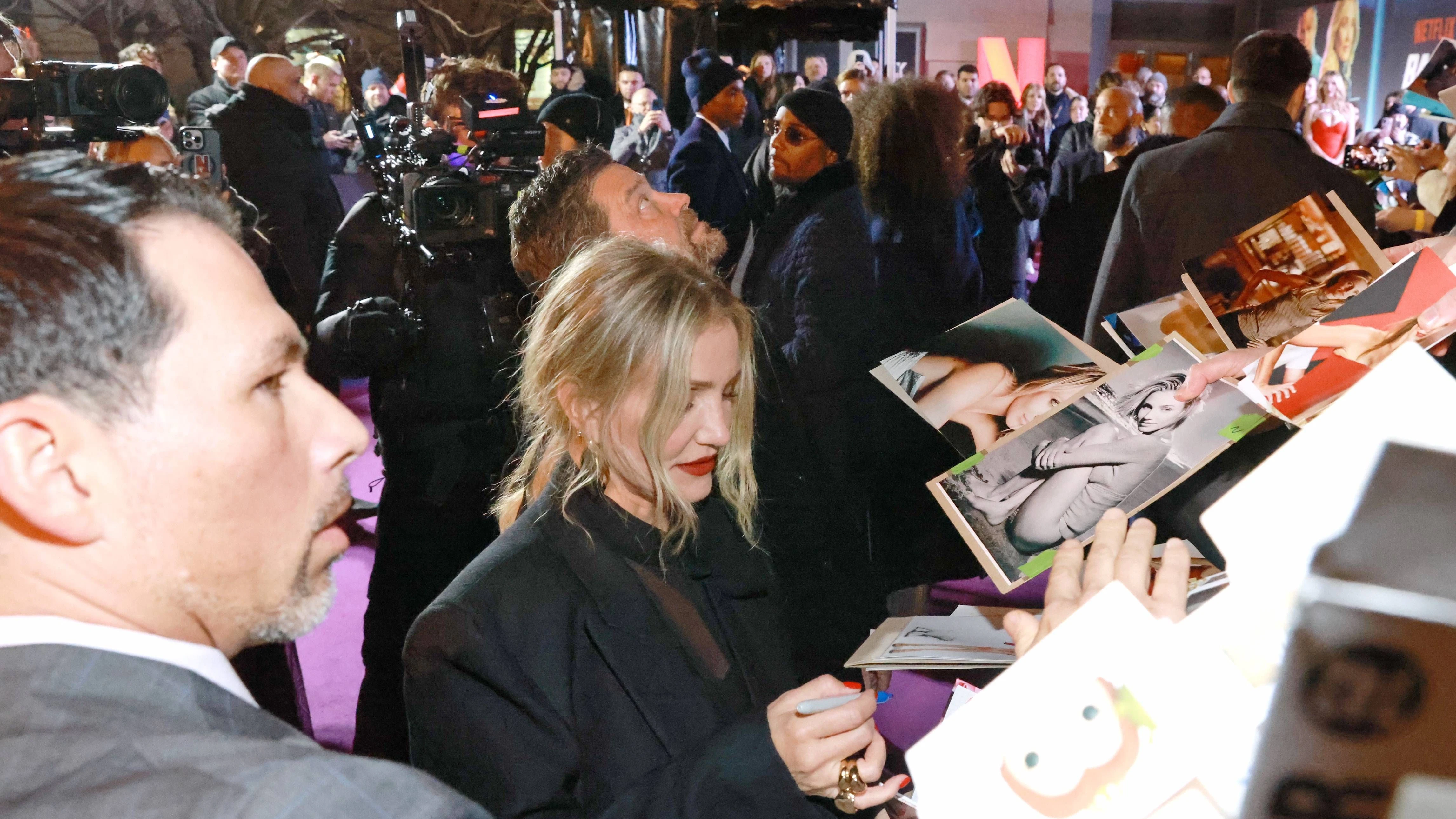 Weltstar Cameron Diaz beim Autogrammeschreiben in Berlin.