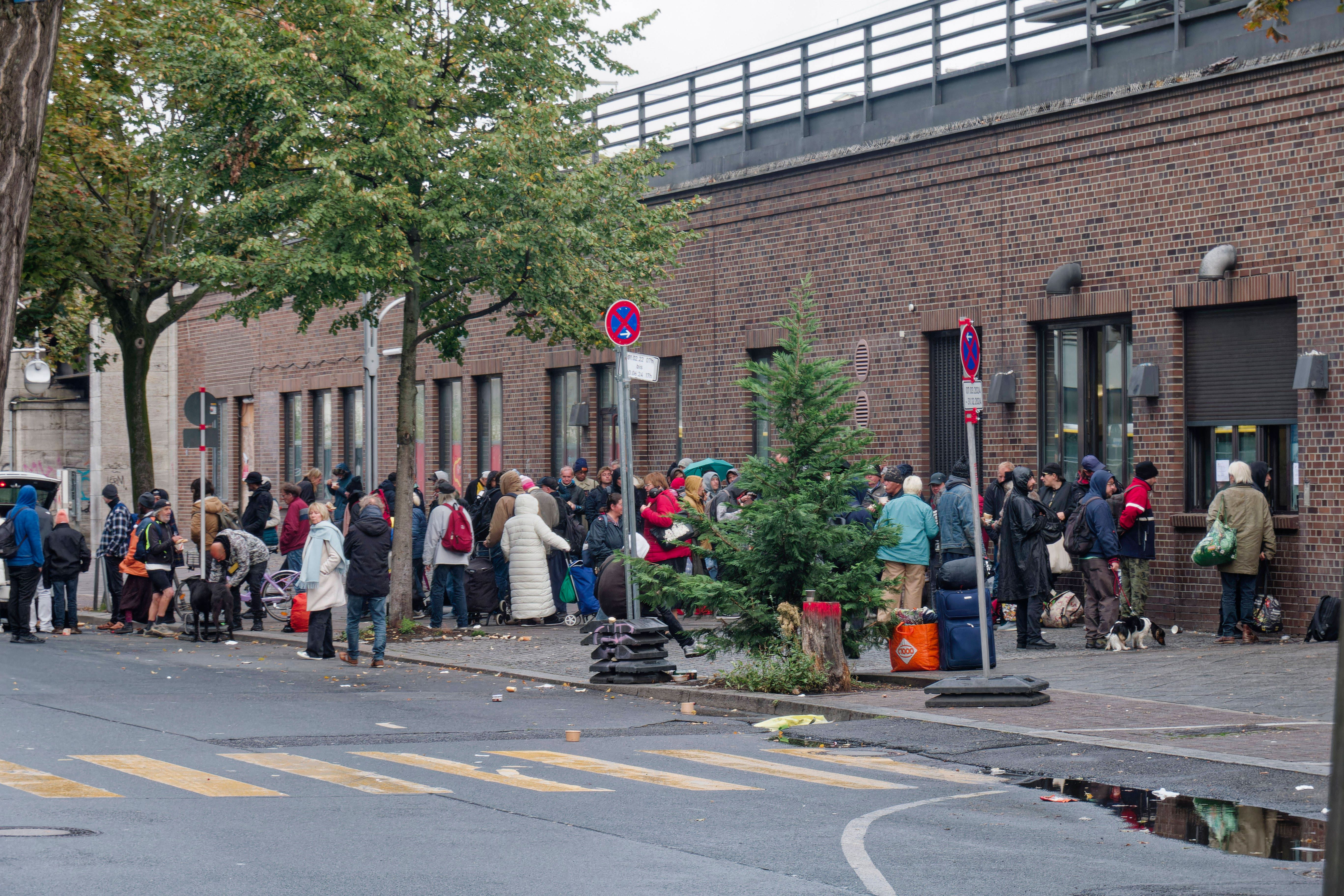 Chaos am Bahnhof Zoo: Warum wird sich um Obdachlose gezofft?