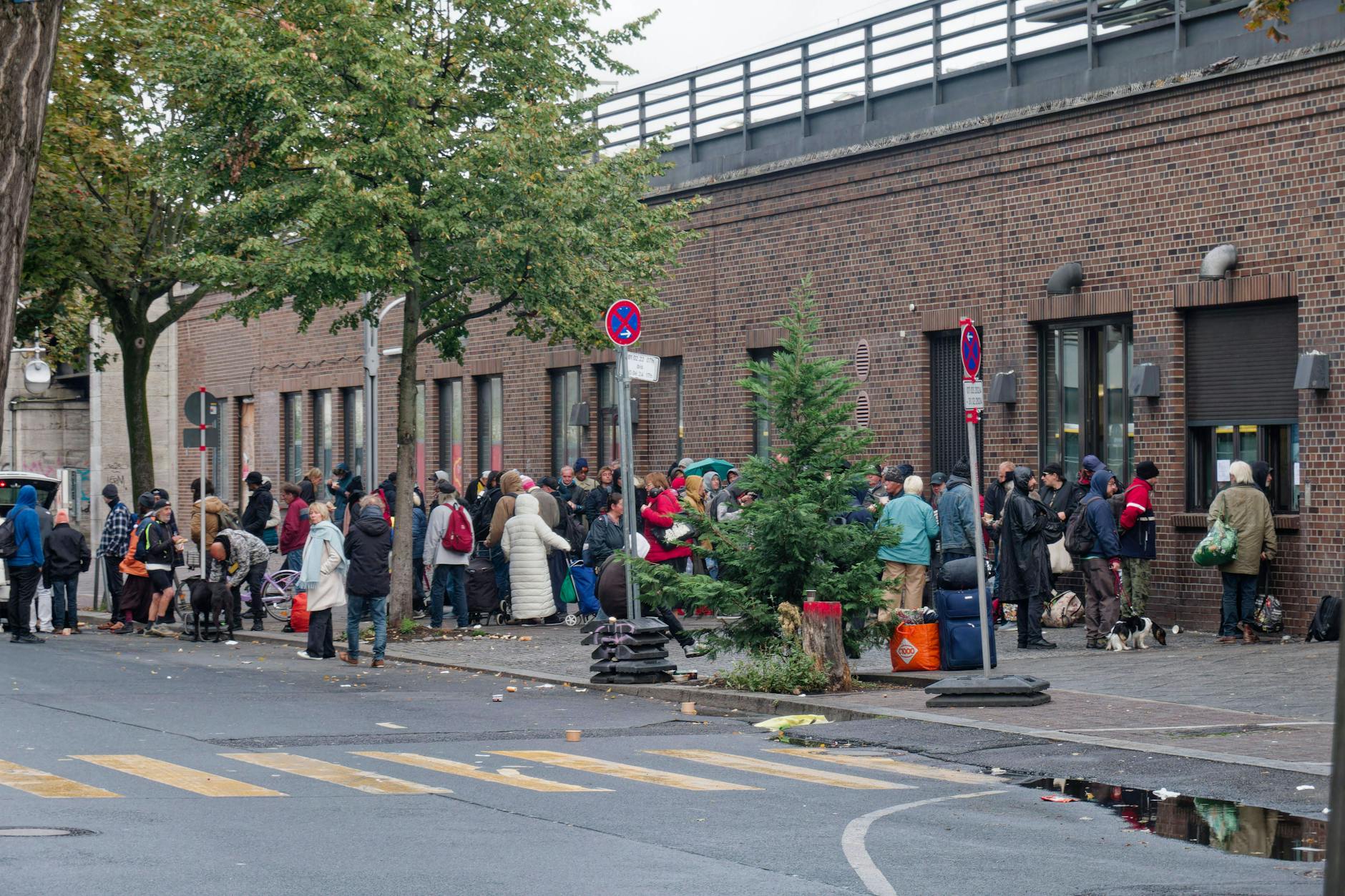 Die Bahnhofsmission bietet ein breites Angebot für obdachlose Menschen, darunter tägliche Mahlzeiten, Getränke, Kleidung sowie Dusch- und Toilettenmöglichkeiten.