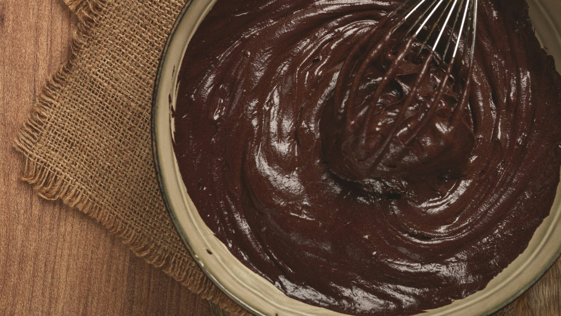 Die leckeren Schoko-Cupcakes werden mit Vanille-Frosting am Ende verziert - so lecker!