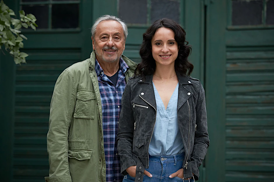 Vater Wilfried Stubbe (Wolfgang Stumph) und Tochter Christiane (Stephanie Stumph) in einer Szene des ZDF-Krimis „Stubbe - Von Fall zu Fall - Tödliche Hilfe“.