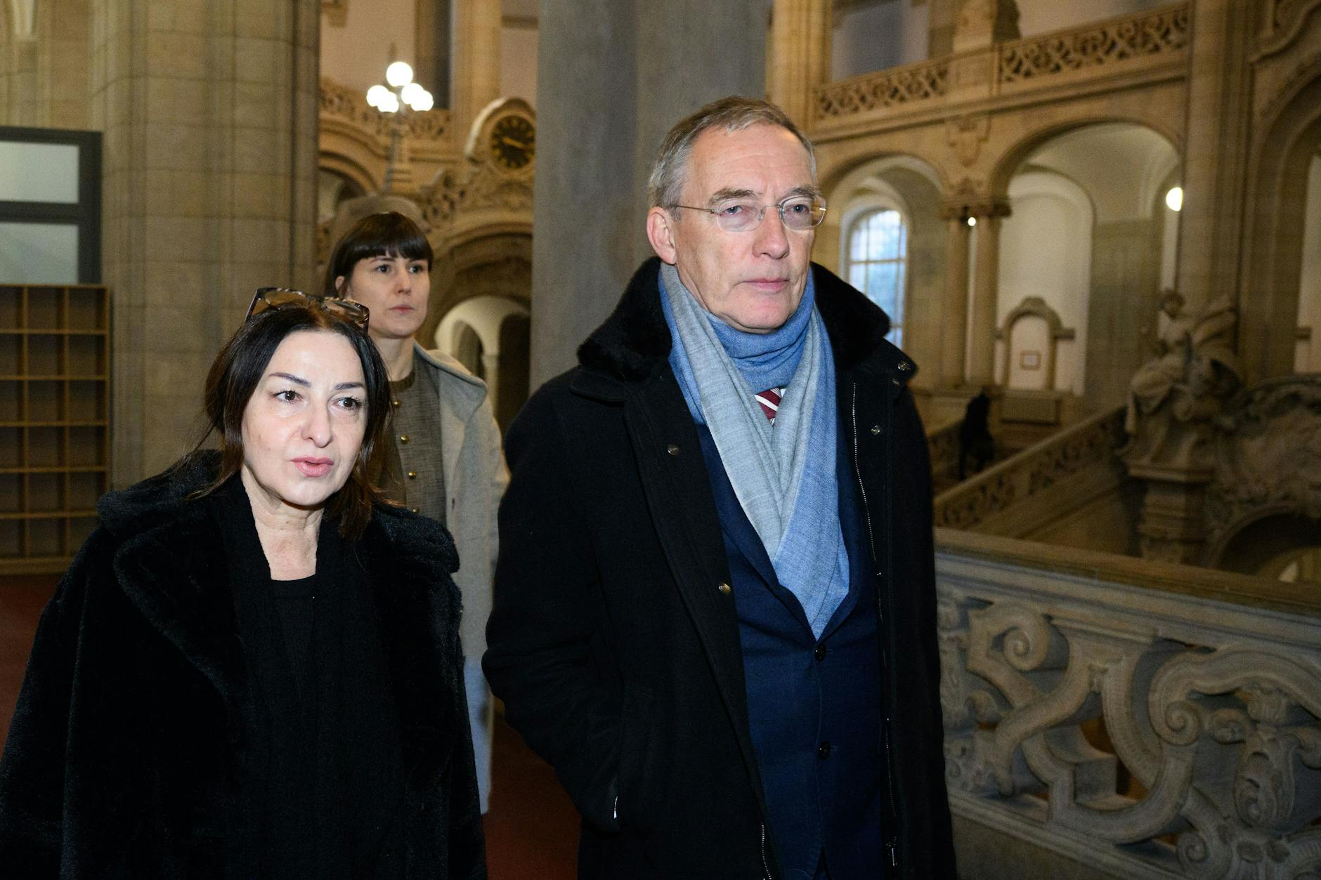 Dilek Kalayci (SPD) kommt mit ihren Rechtsanwälten Robert Unger und Sophia Zabel (hinten) zu Prozessbeginn im Gericht an.