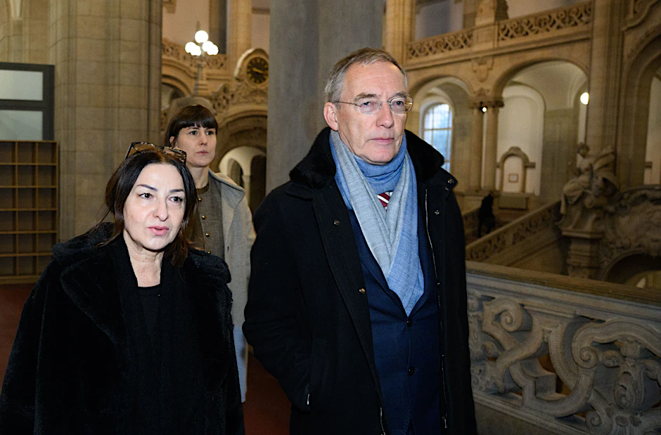 Dilek Kalayci (SPD) kommt mit ihren Rechtsanwälten Robert Unger und Sophia Zabel (hinten) zu Prozessbeginn im Gericht an.