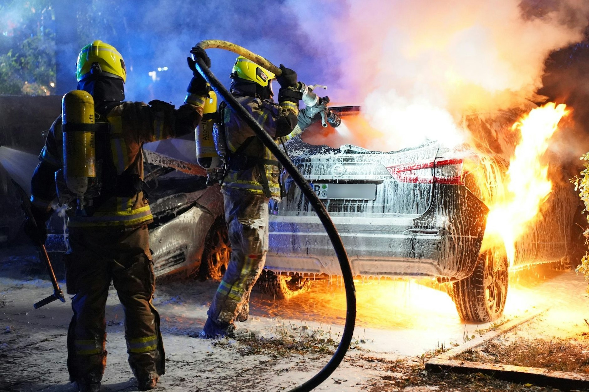 Feuerwehrleute löschen brennende Autos. (Symbolfoto)