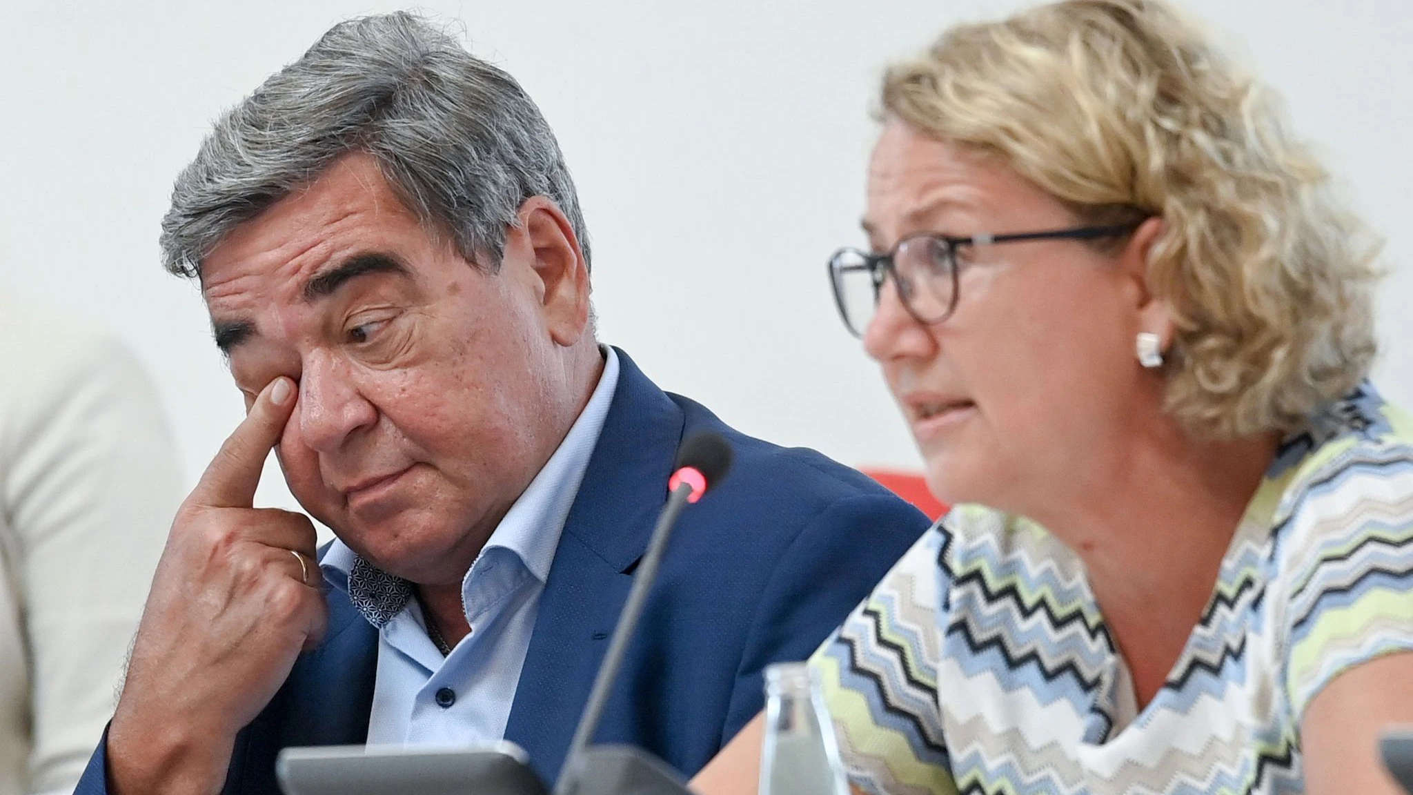 Der einstige RBB-Verwaltungschef&nbsp; Hagen Brandstäter und die RBB-Verwaltungsratschefin Dorette König in der Landtags-Sondersitzung zum RBB-Skandal (2022).