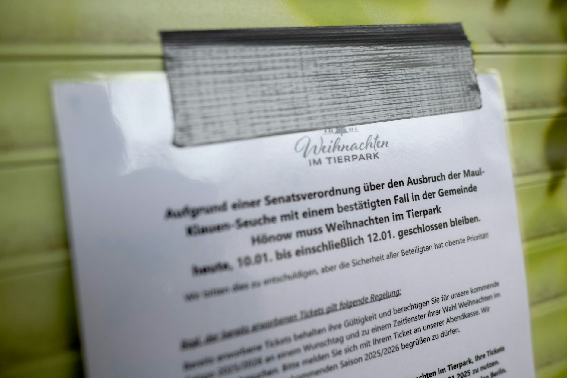 11.01.2025, Berlin: Ein Zettel weist auf die temporäre Schließung des Tierparks hin. Grund ist ein Ausbruch der Maul- und Klauenseuche in Brandenburg.
