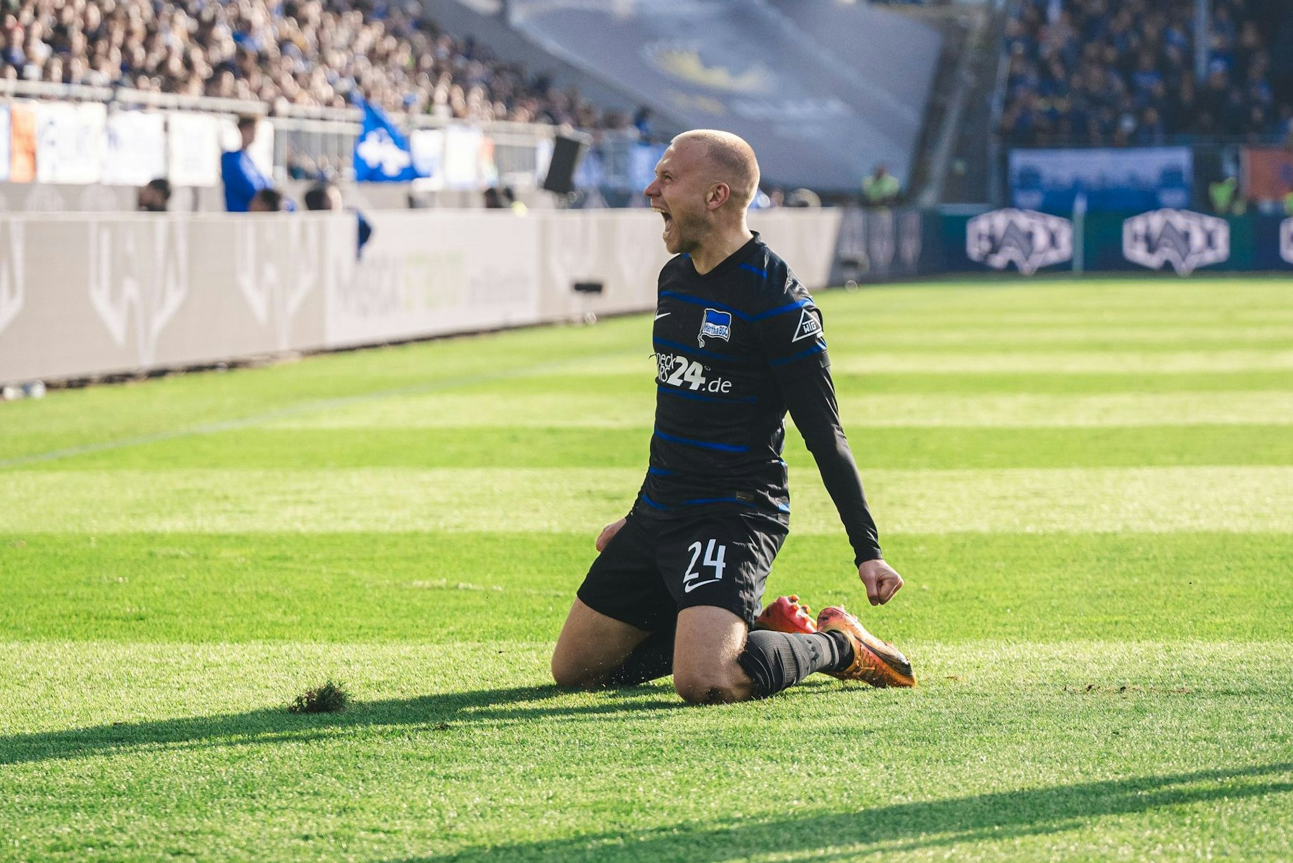 Jon Thorsteinsson jubelt über sein erstes Tor für Hertha BSC, aber nur ein paar Sekunden! Sein Treffer in Darmstadt wurde vom VAR aberkannt – ein Witz!