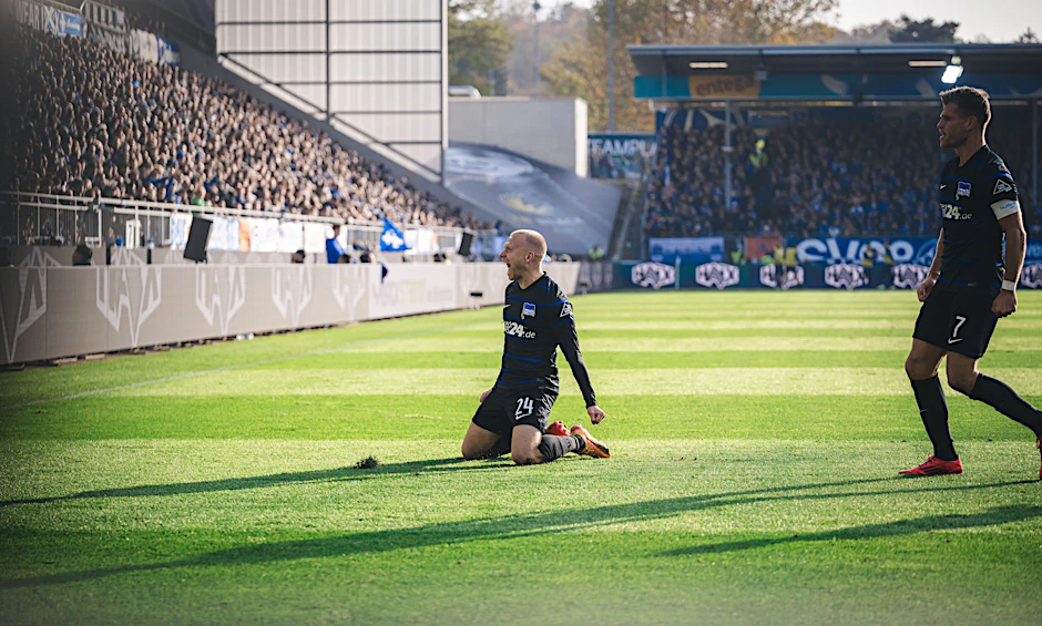 Jon Thorsteinsson jubelt über sein erstes Tor für Hertha BSC, aber nur ein paar Sekunden! Sein Treffer in Darmstadt wurde vom VAR aberkannt – ein Witz!