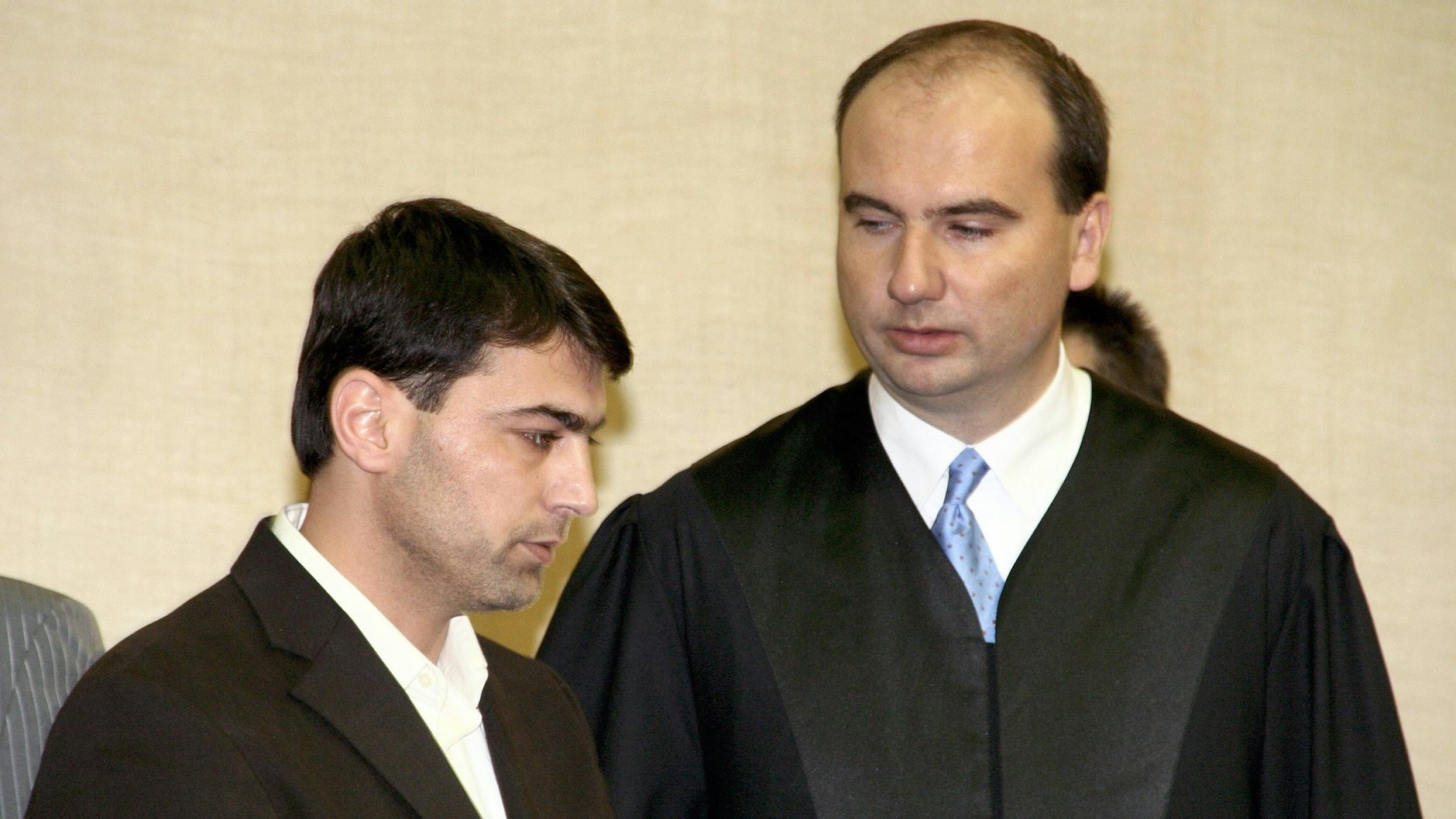 Herisch A. mit seinem Anwalt beim Prozess am Landgericht München im Jahr 2005